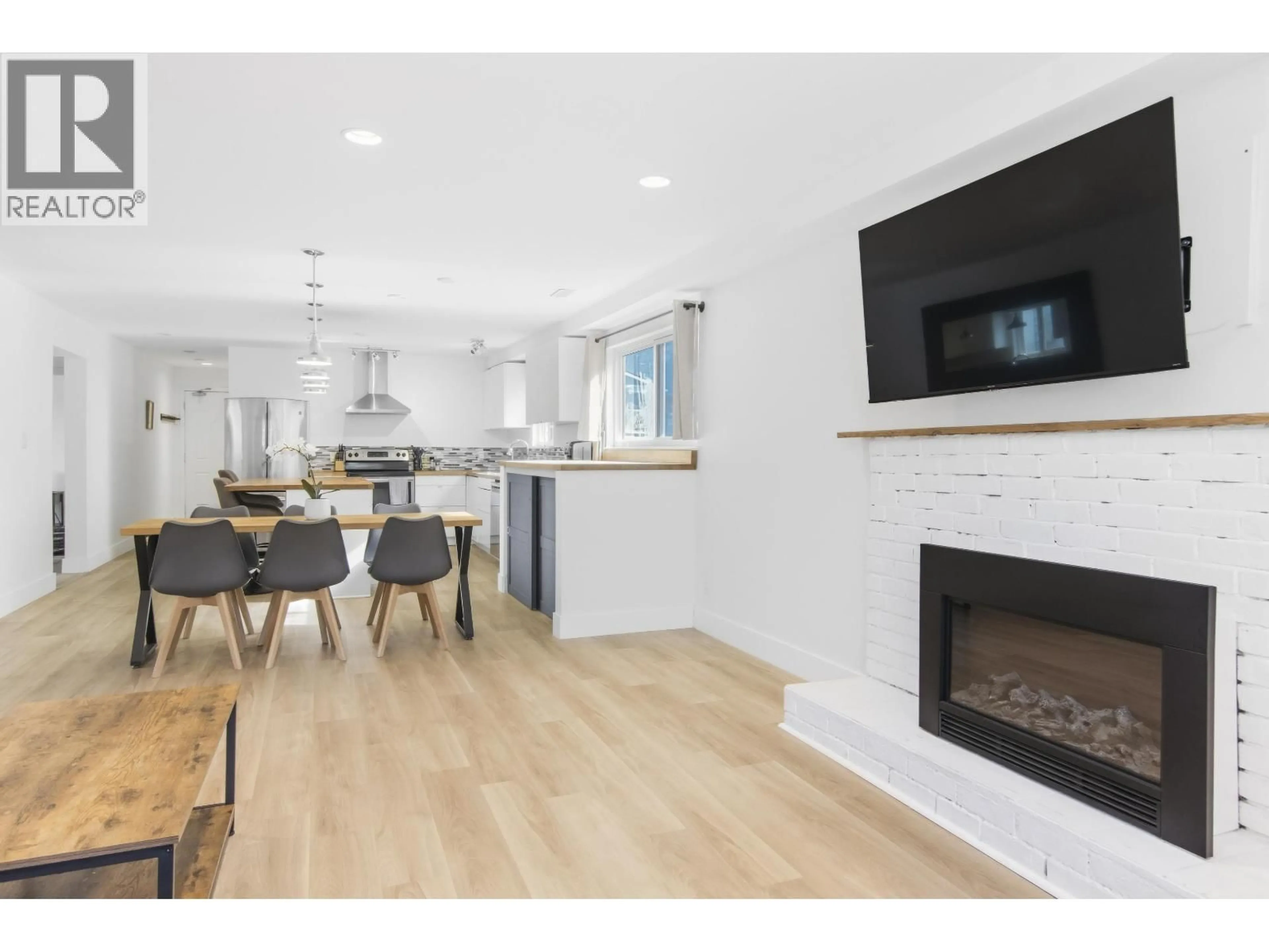 Open concept kitchen, wood/laminate floor for 38012 FIFTH AVENUE, Squamish British Columbia V8B0B4