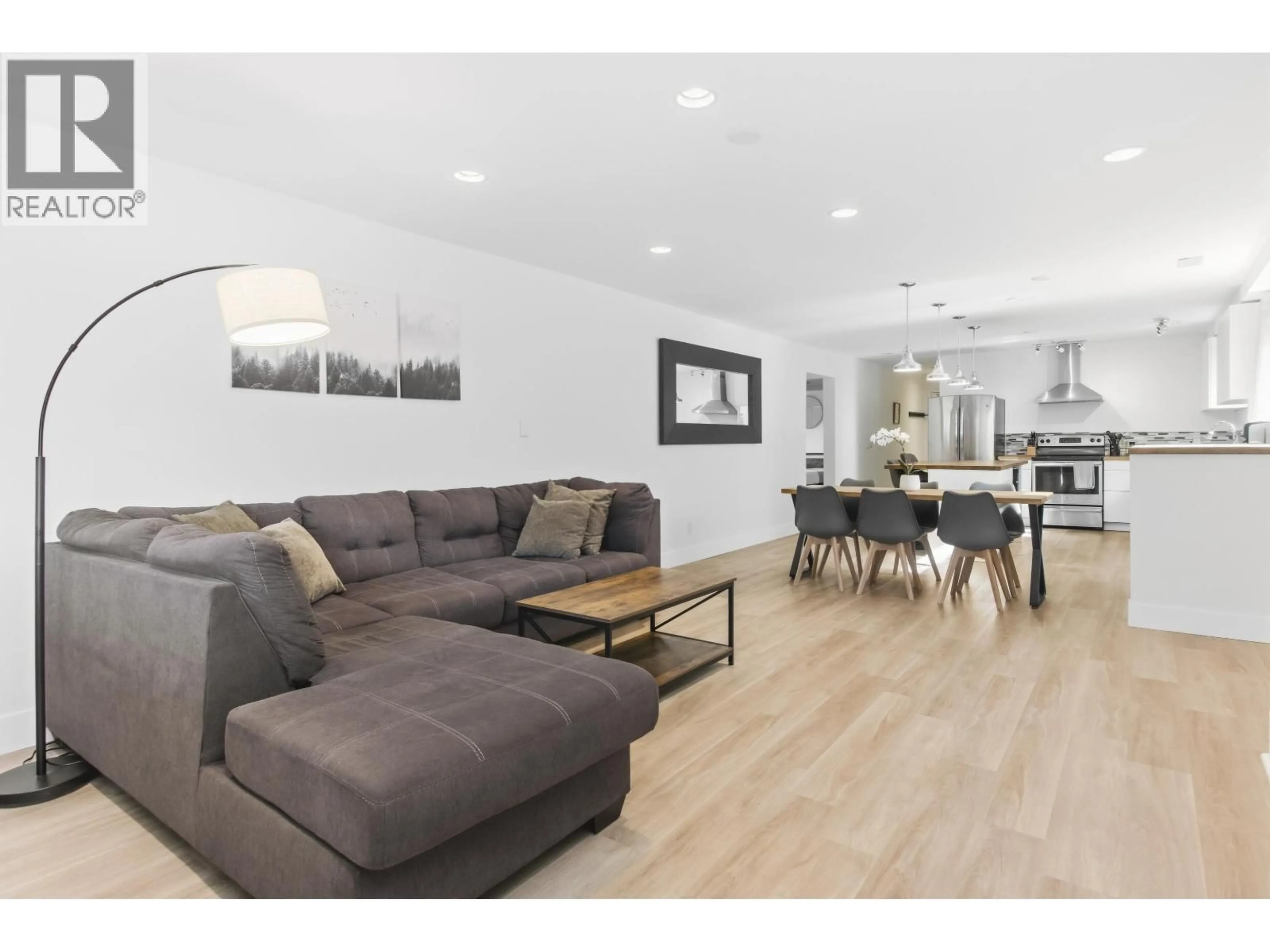 Living room with furniture, wood/laminate floor for 38012 FIFTH AVENUE, Squamish British Columbia V8B0B4