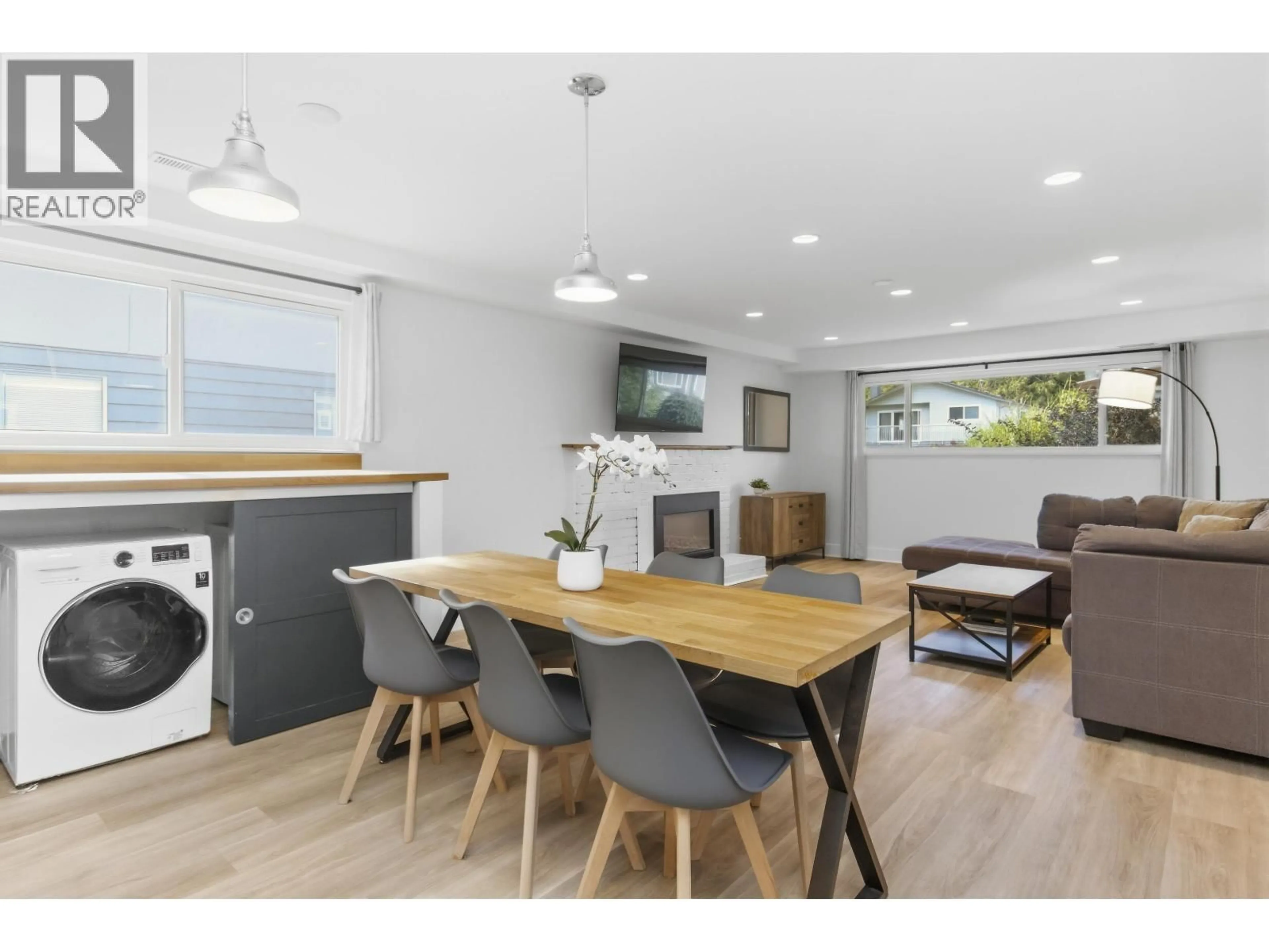 Open concept kitchen, wood/laminate floor for 38012 FIFTH AVENUE, Squamish British Columbia V8B0B4