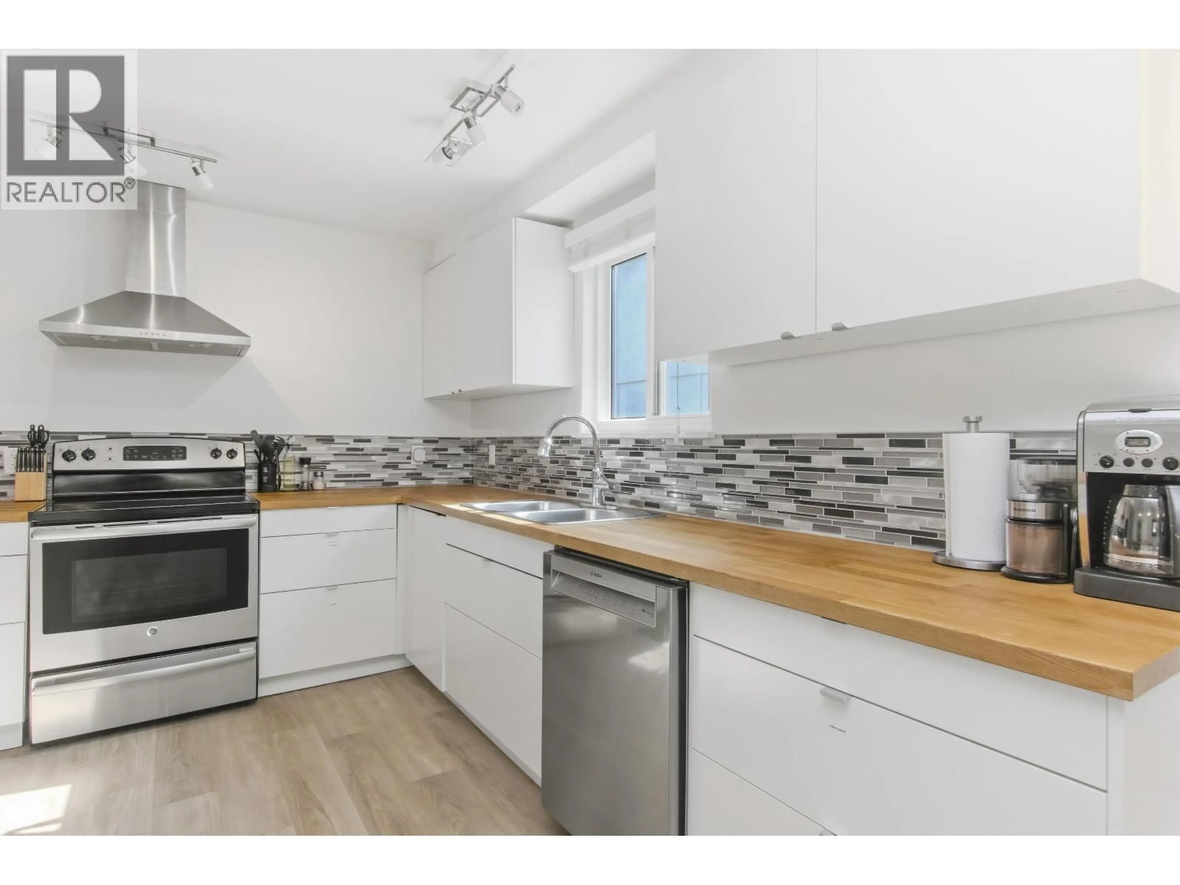 Standard kitchen, wood/laminate floor for 38012 FIFTH AVENUE, Squamish British Columbia V8B0B4