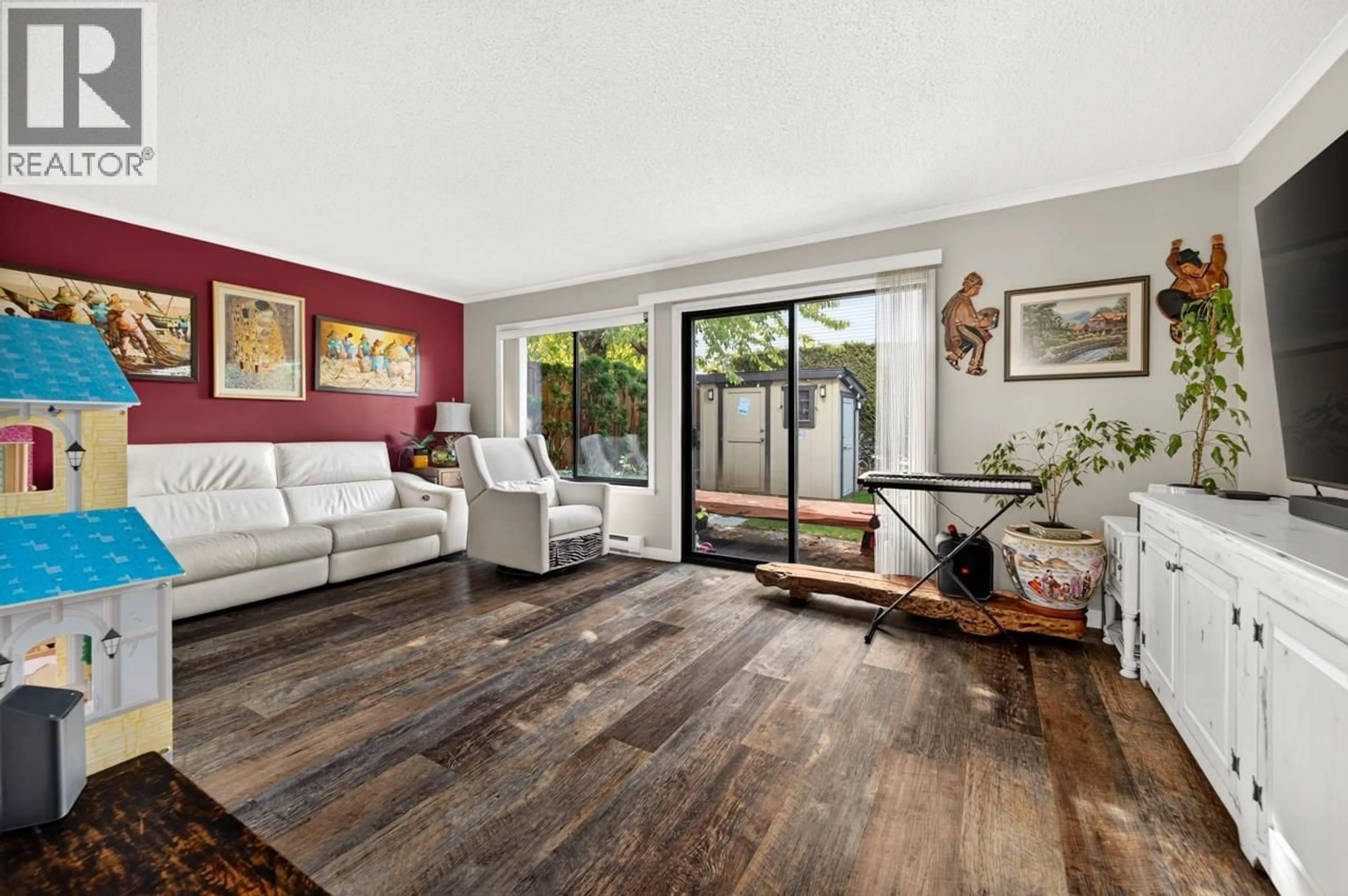 Living room with furniture, wood/laminate floor for 16 - 9080 PARKSVILLE DRIVE, Richmond British Columbia V7E4N9