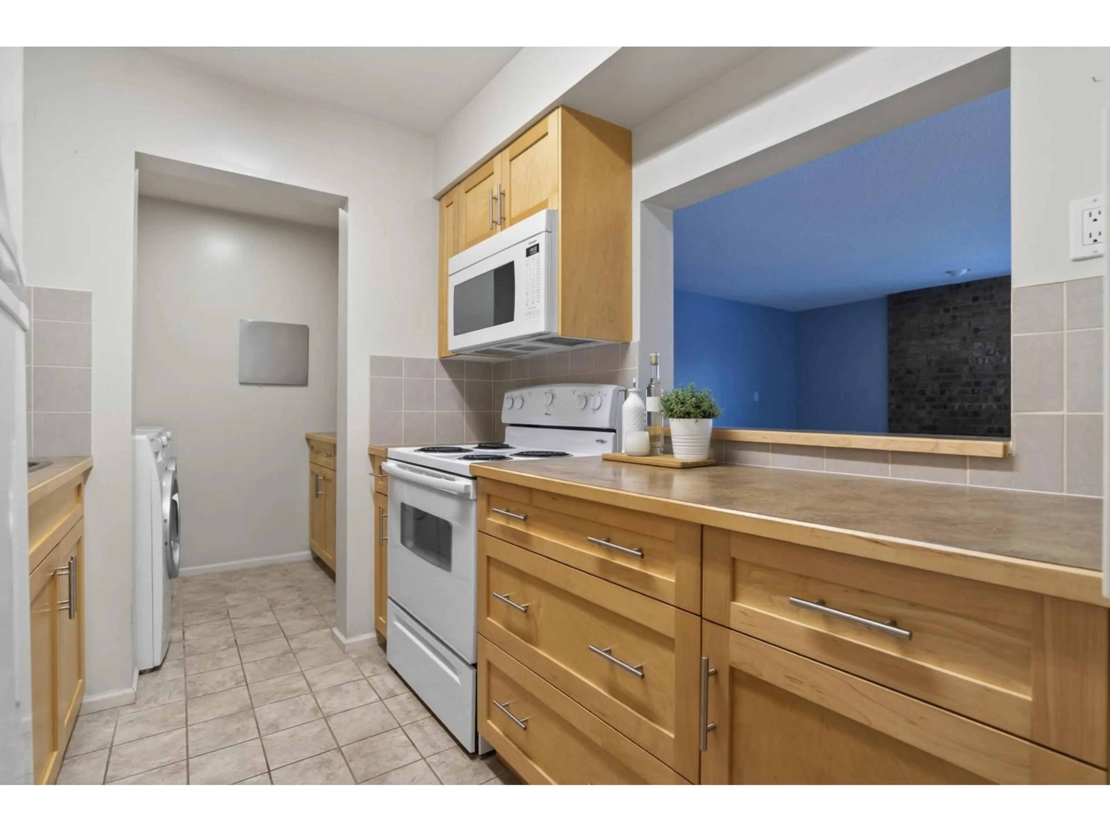 Standard kitchen, unknown for 203 - 1410 BLACKWOOD STREET, White Rock British Columbia V4B3V4