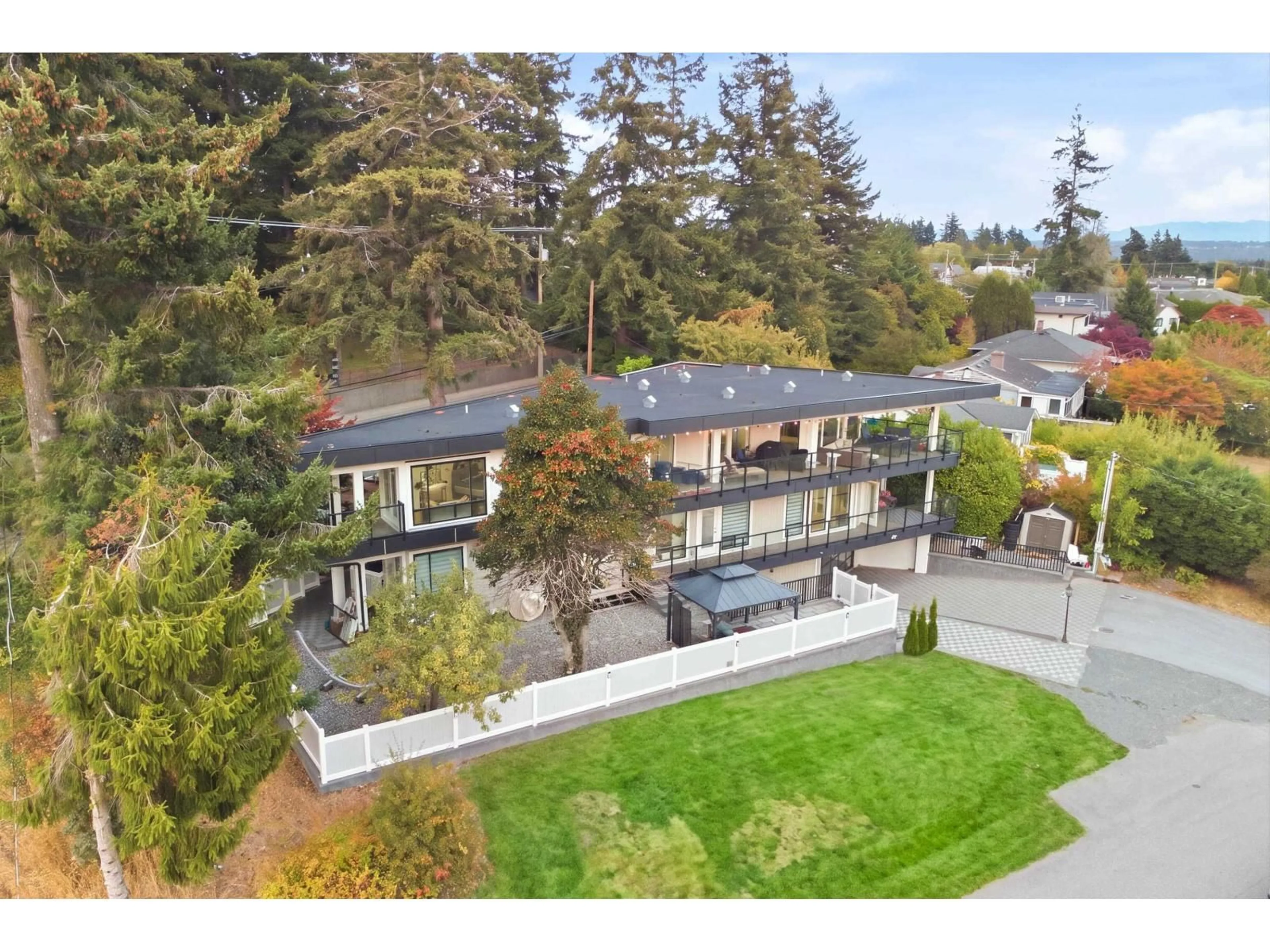 A pic from outside/outdoor area/front of a property/back of a property/a pic from drone, unknown for 15472 BUENA VISTA AVENUE, White Rock British Columbia V4B1Z1