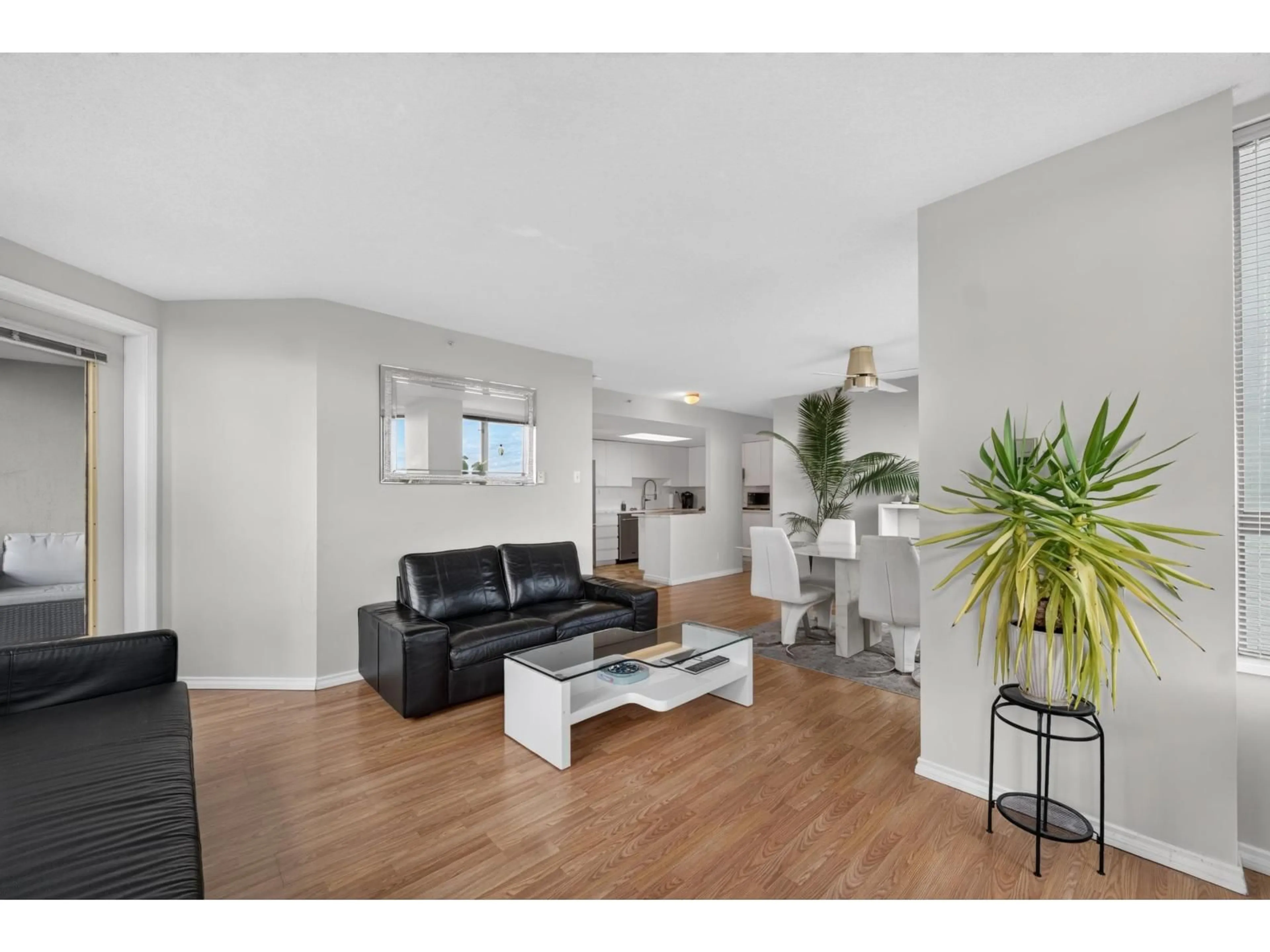 Living room with furniture, unknown for 1502 - 10082 148 STREET, Surrey British Columbia V3R0S3