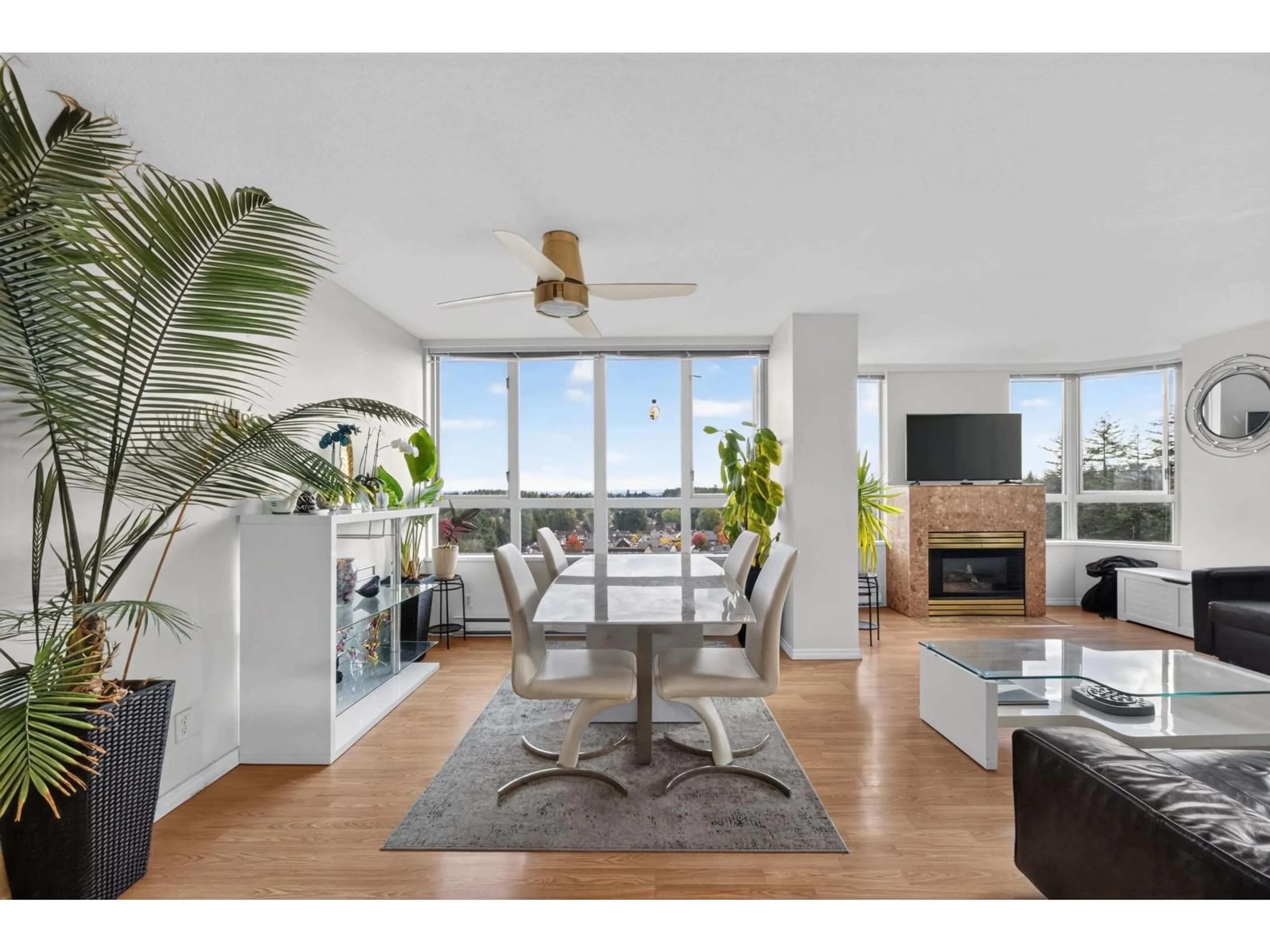 Living room with furniture, wood/laminate floor for 1502 - 10082 148 STREET, Surrey British Columbia V3R0S3
