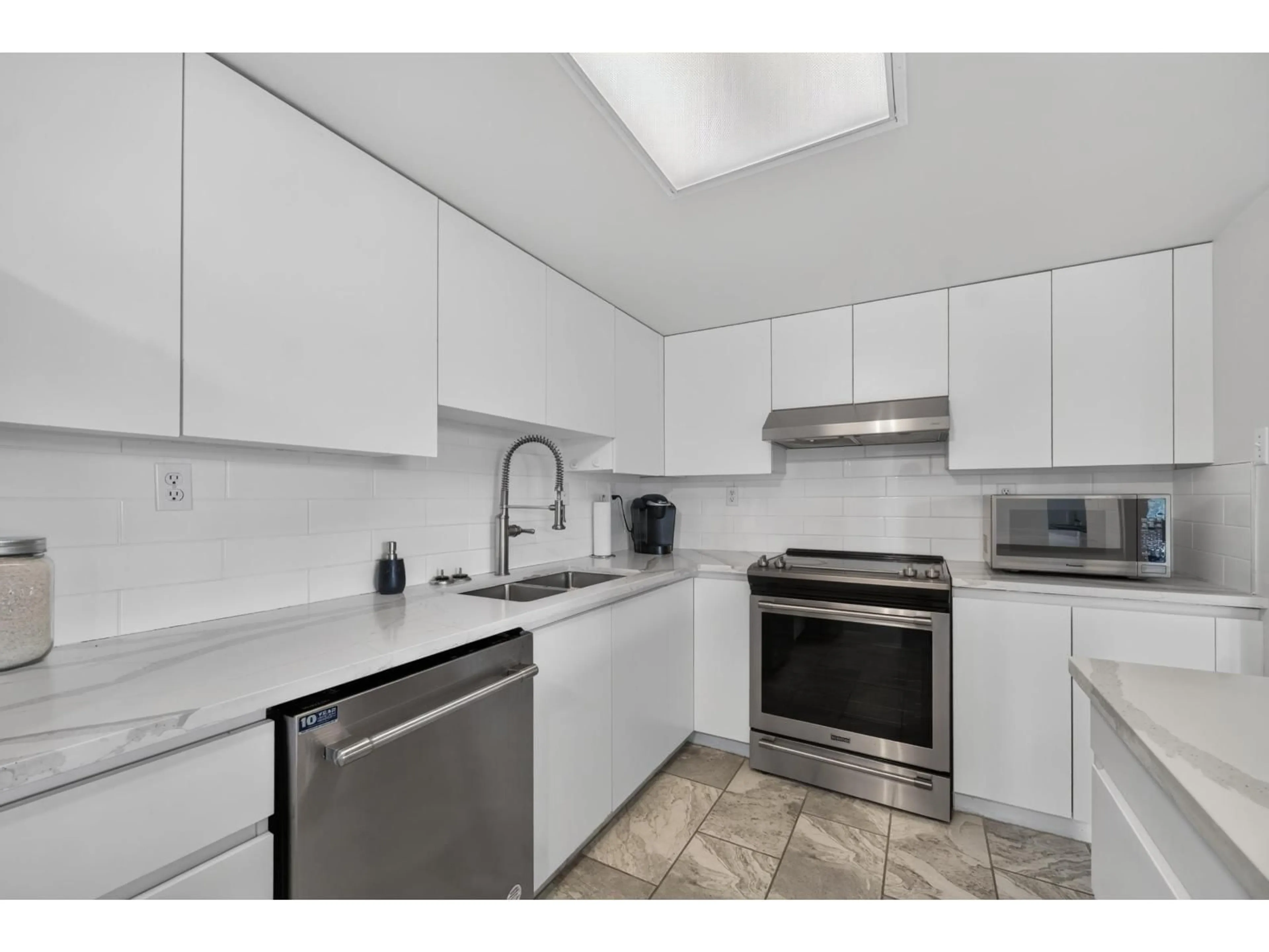Standard kitchen, ceramic/tile floor for 1502 - 10082 148 STREET, Surrey British Columbia V3R0S3