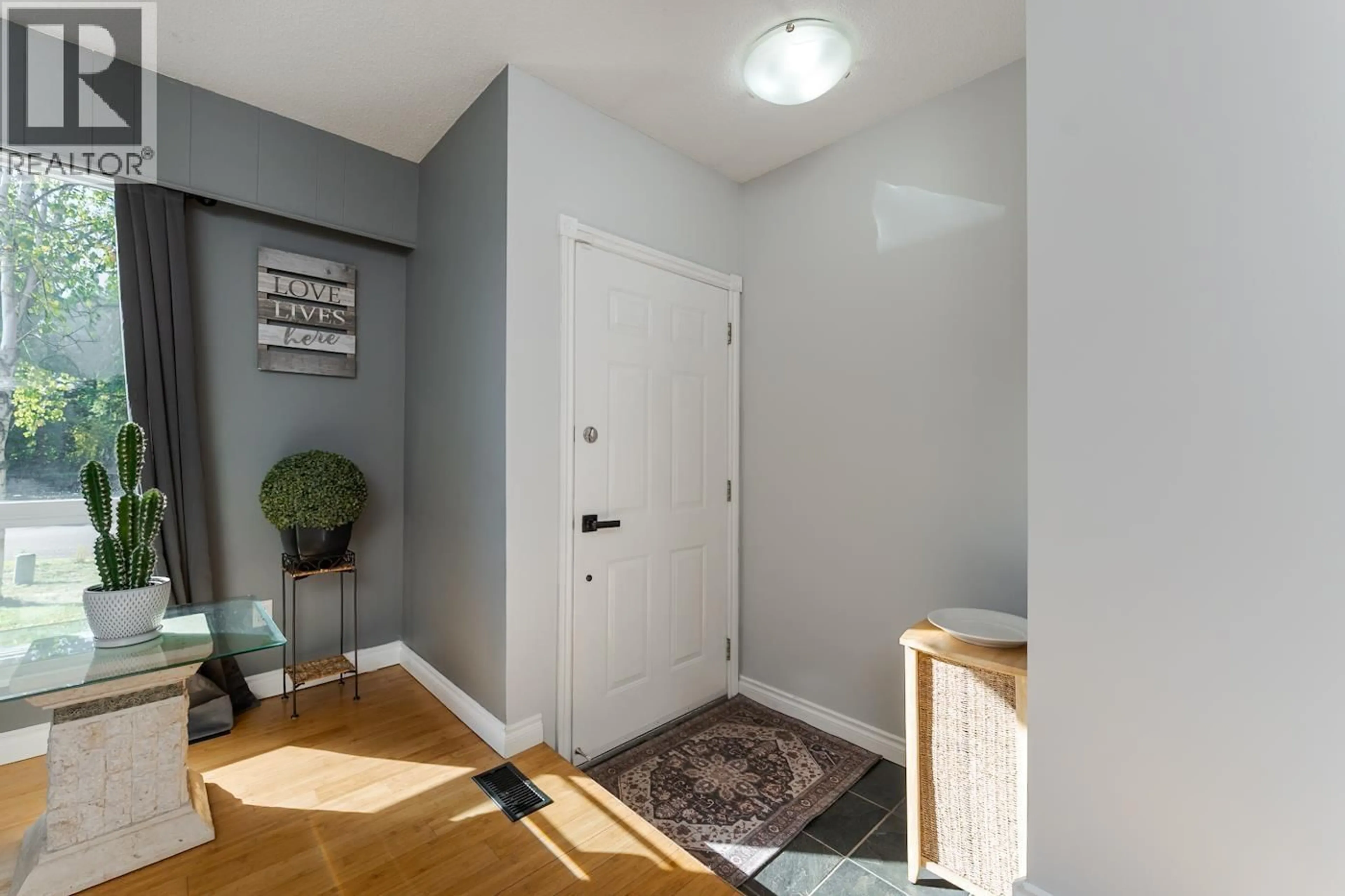 Indoor entryway for 8068 PRINCETON CRESCENT, Prince George British Columbia V2N3W5