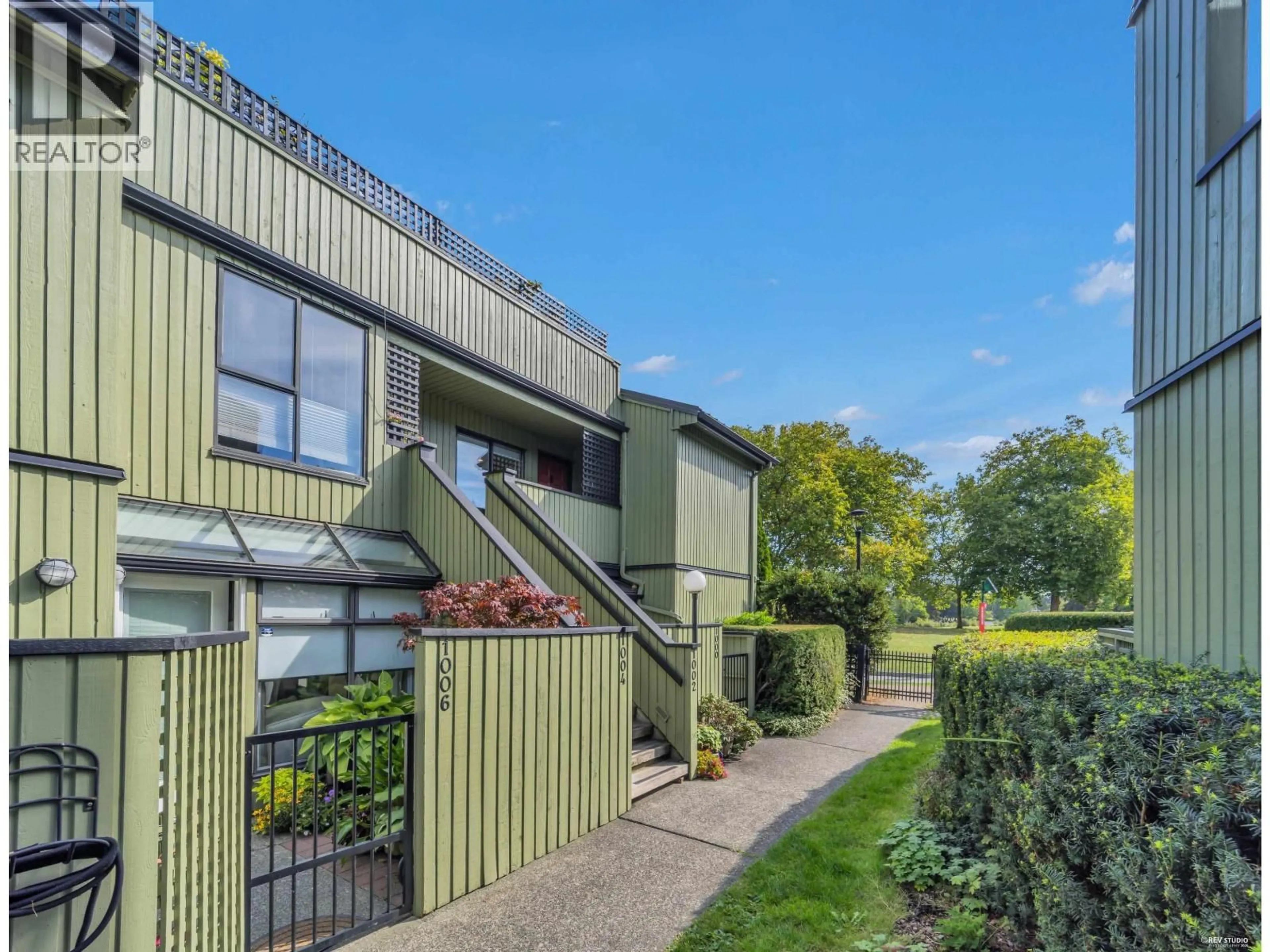 A pic from outside/outdoor area/front of a property/back of a property/a pic from drone, unknown for 1002 IRONWORK PASSAGE, Vancouver British Columbia V6H3P1