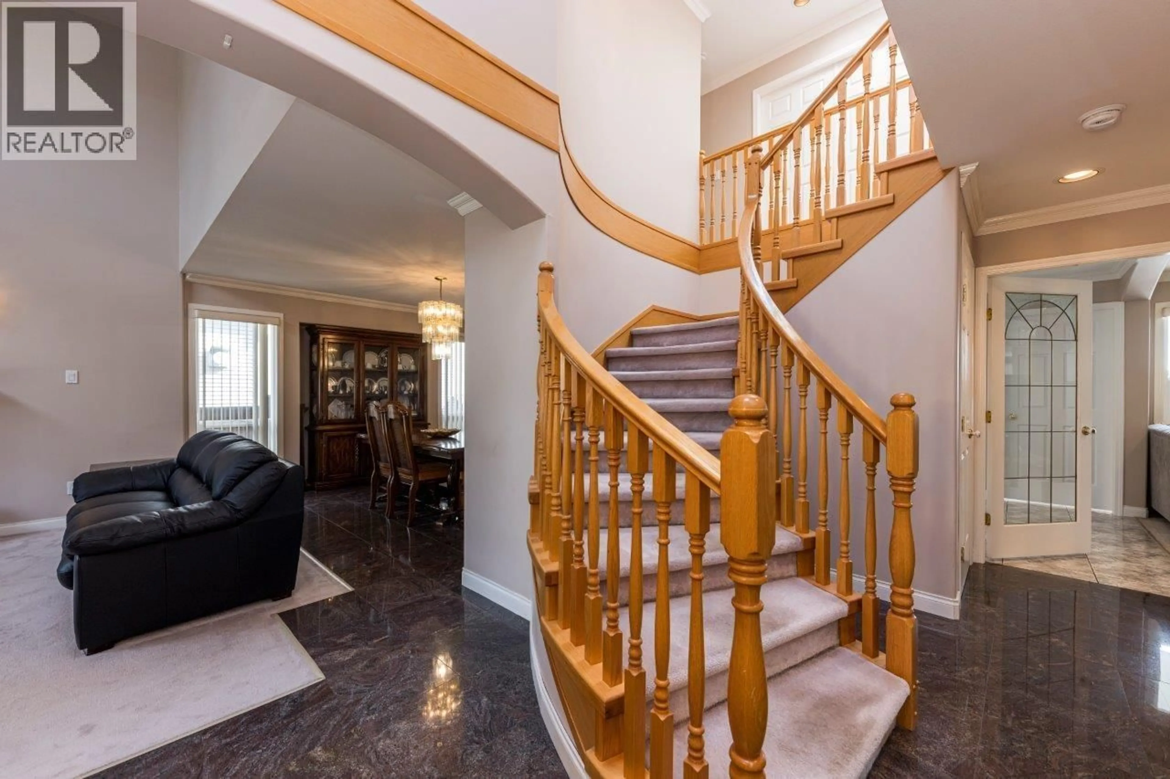 Indoor foyer for 449 16TH STREET, North Vancouver British Columbia V7L2T4