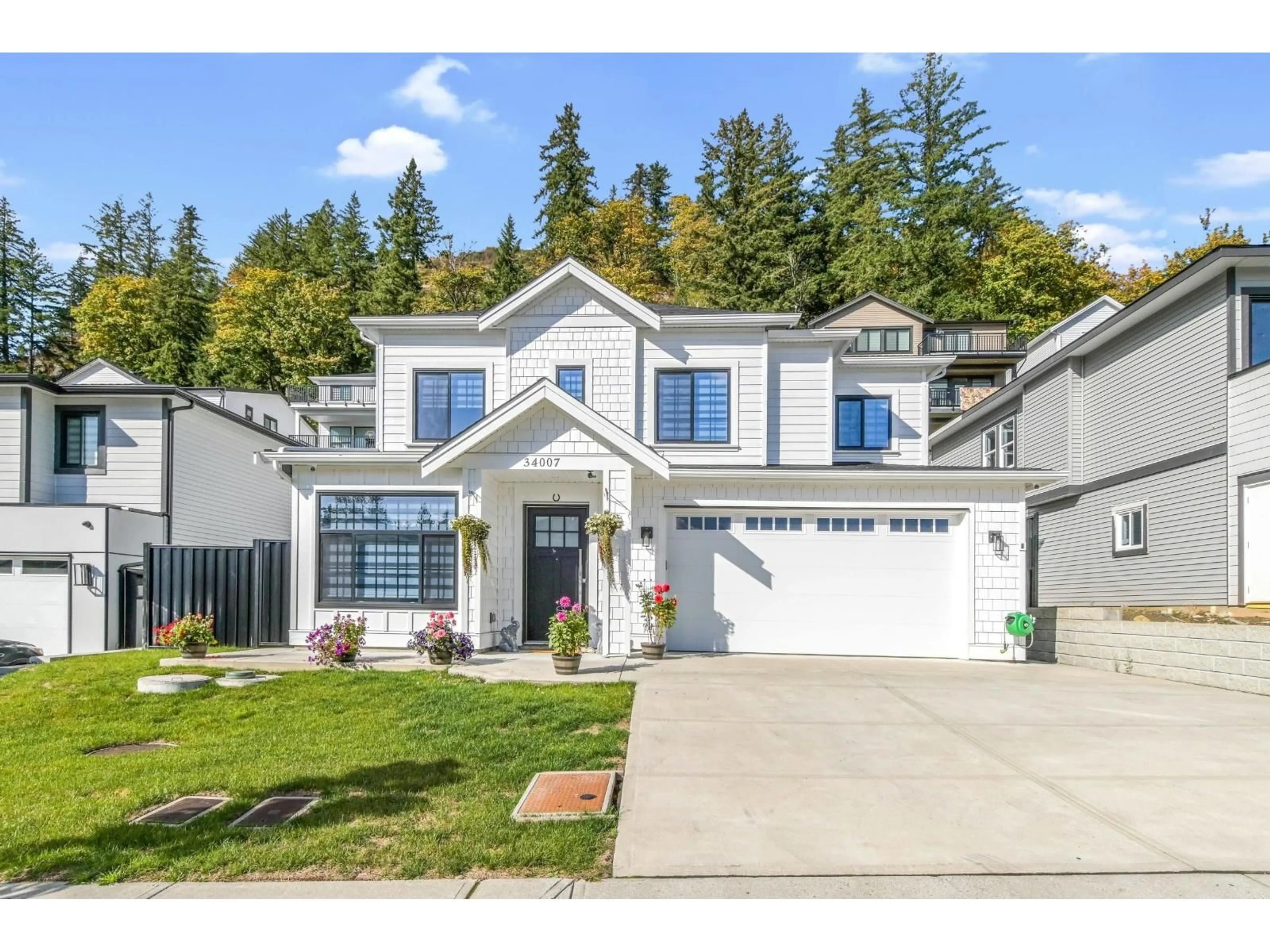 Home with vinyl exterior material, street for 34007 BARKER COURT, Mission British Columbia V2V6B2