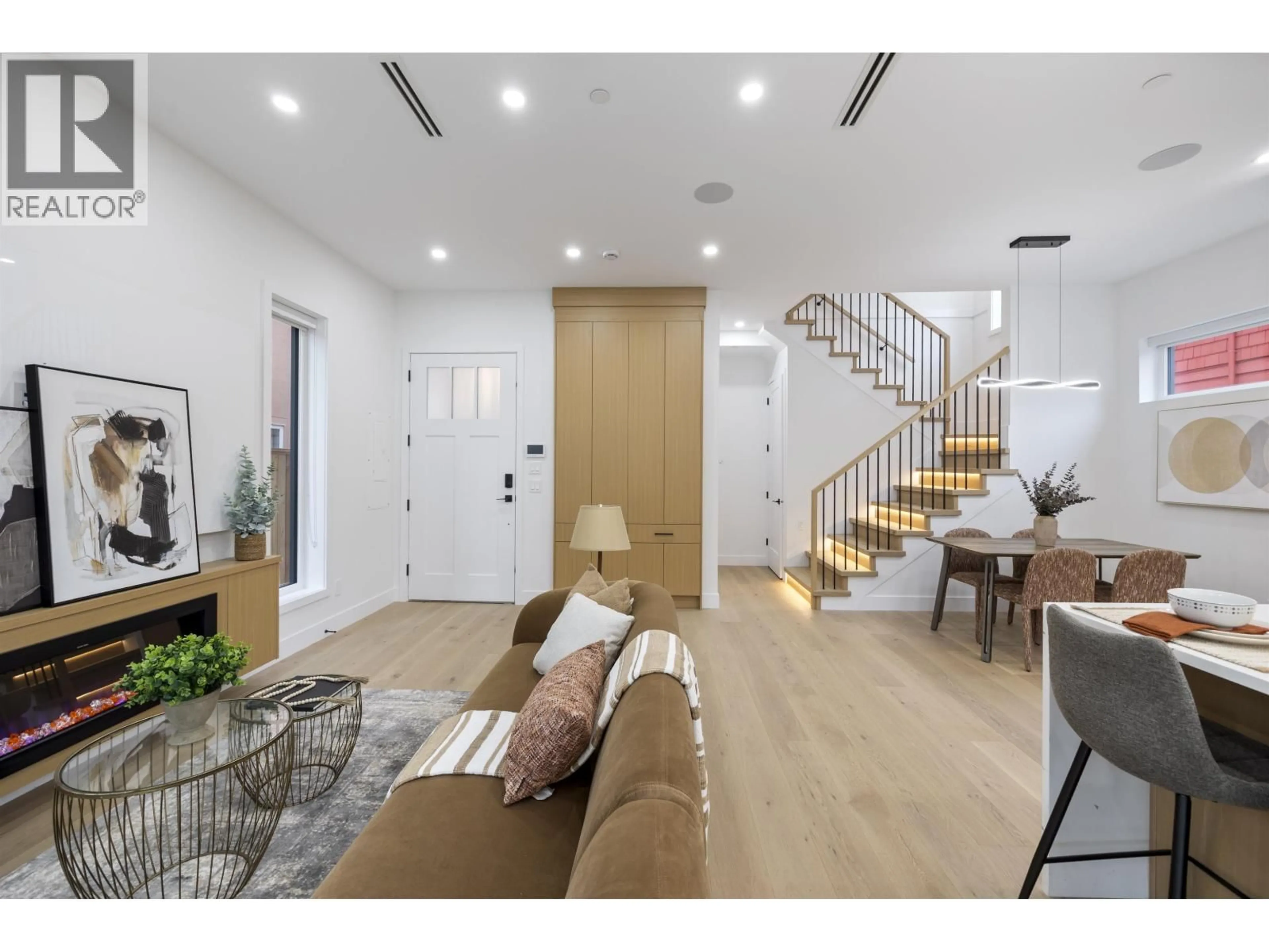 Indoor entryway for 2 - 2070 26TH AVENUE, Vancouver British Columbia V5N2W4