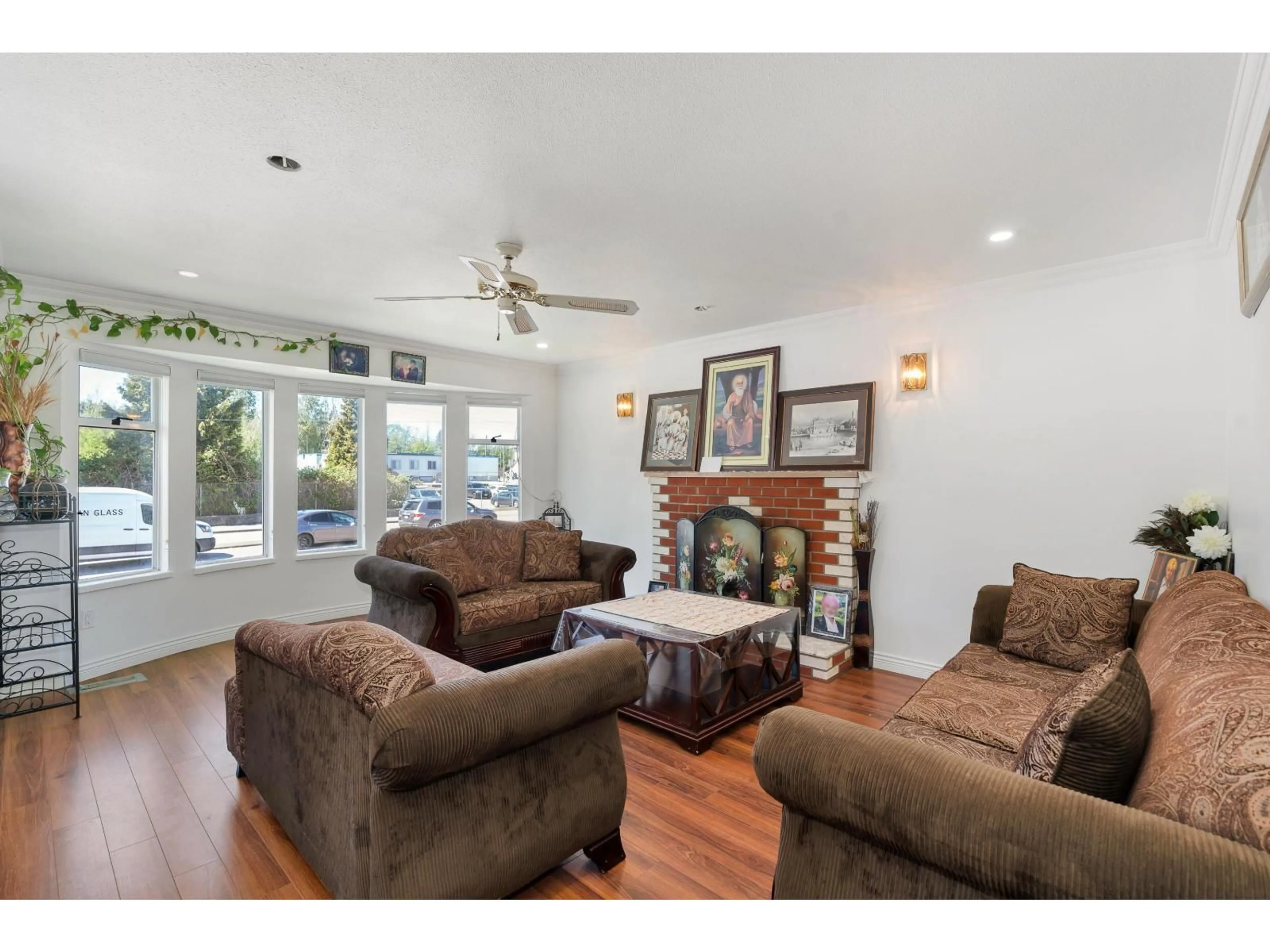 Living room with furniture, unknown for 8724 128 STREET, Surrey British Columbia V3W4G6