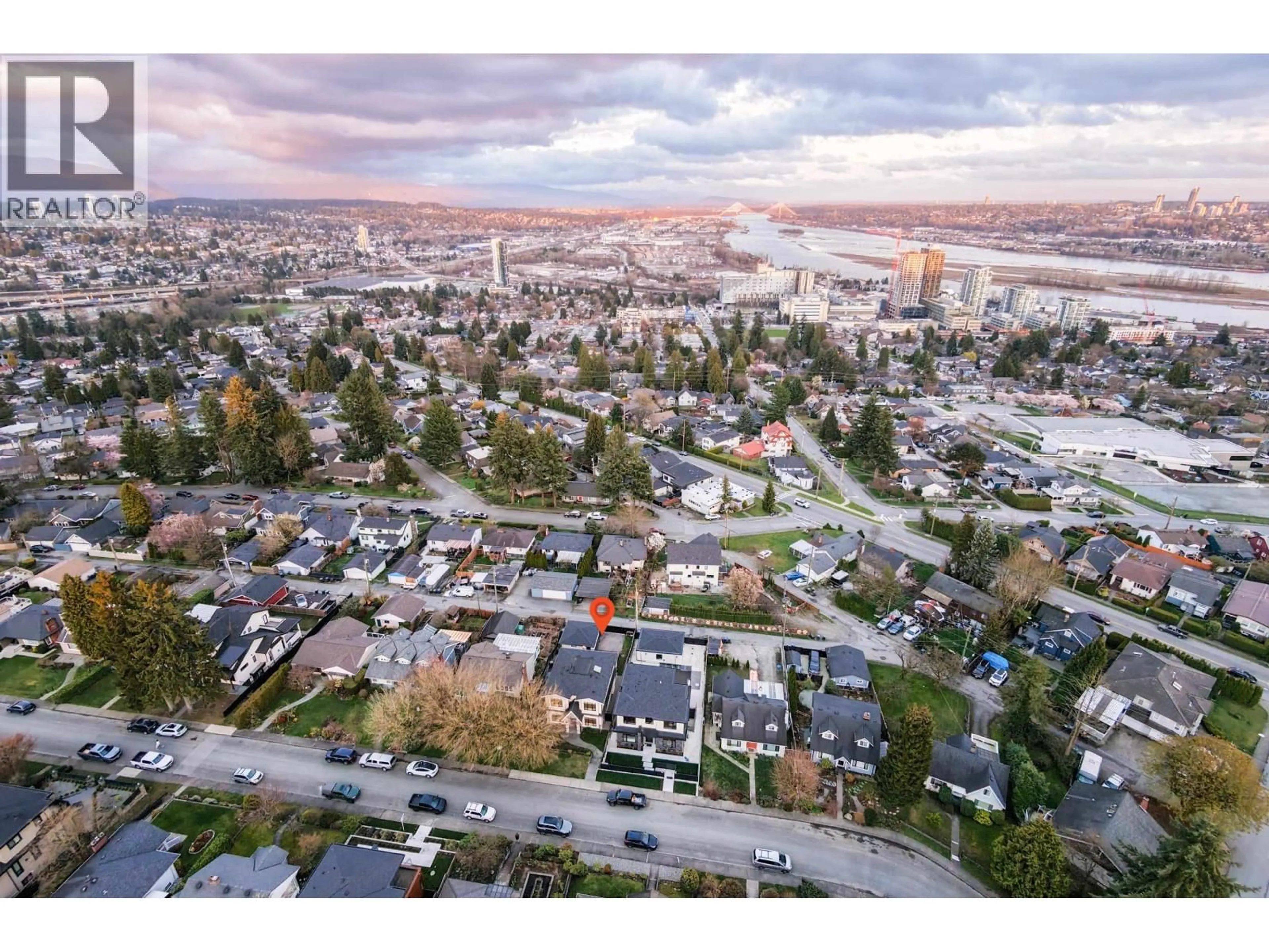 A pic from outside/outdoor area/front of a property/back of a property/a pic from drone, unknown for 824 CHESTNUT STREET, New Westminster British Columbia V3L4N2