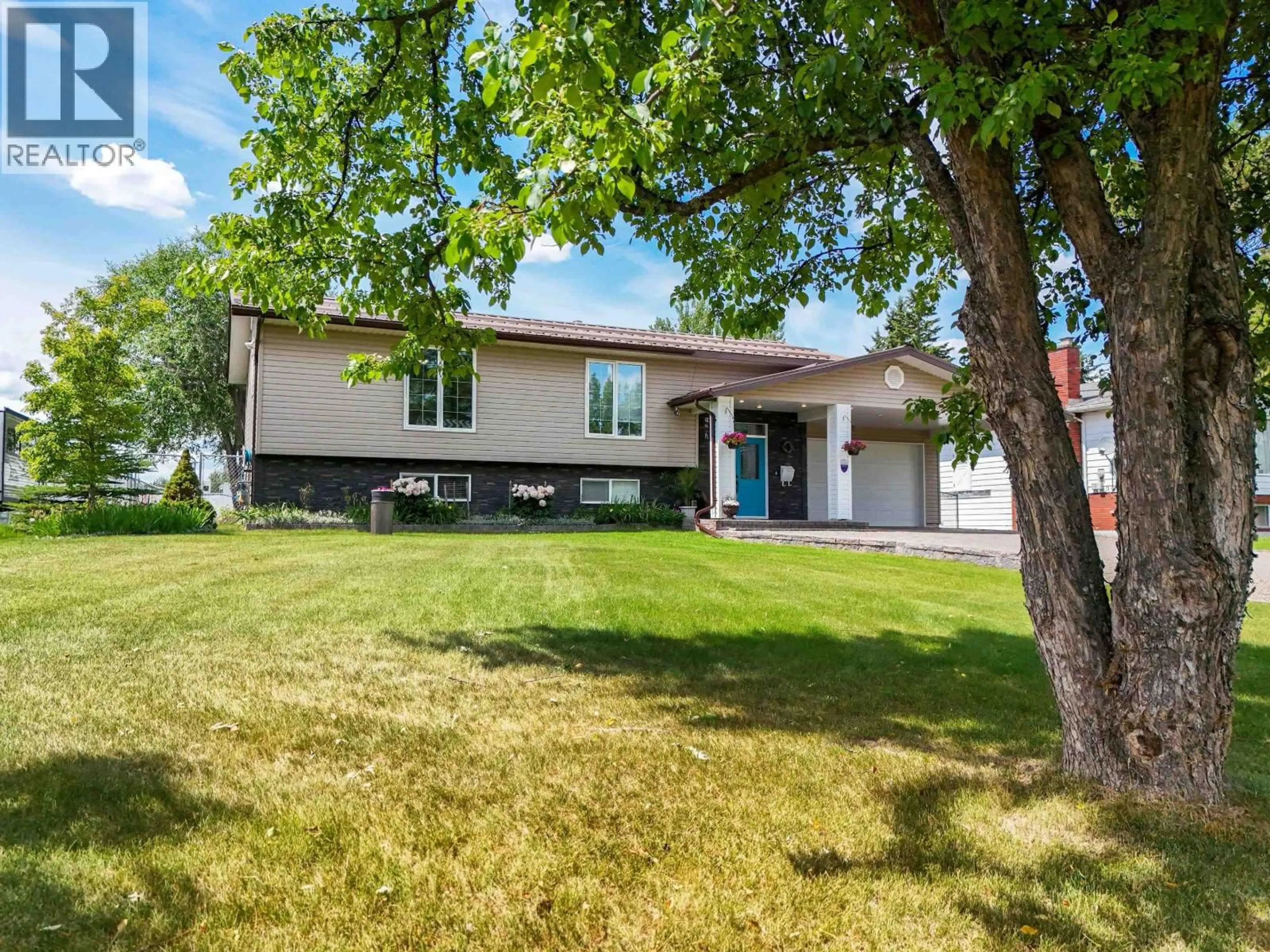 Home with vinyl exterior material, street for 1601 FLINT ROAD, Quesnel British Columbia V2J4L9