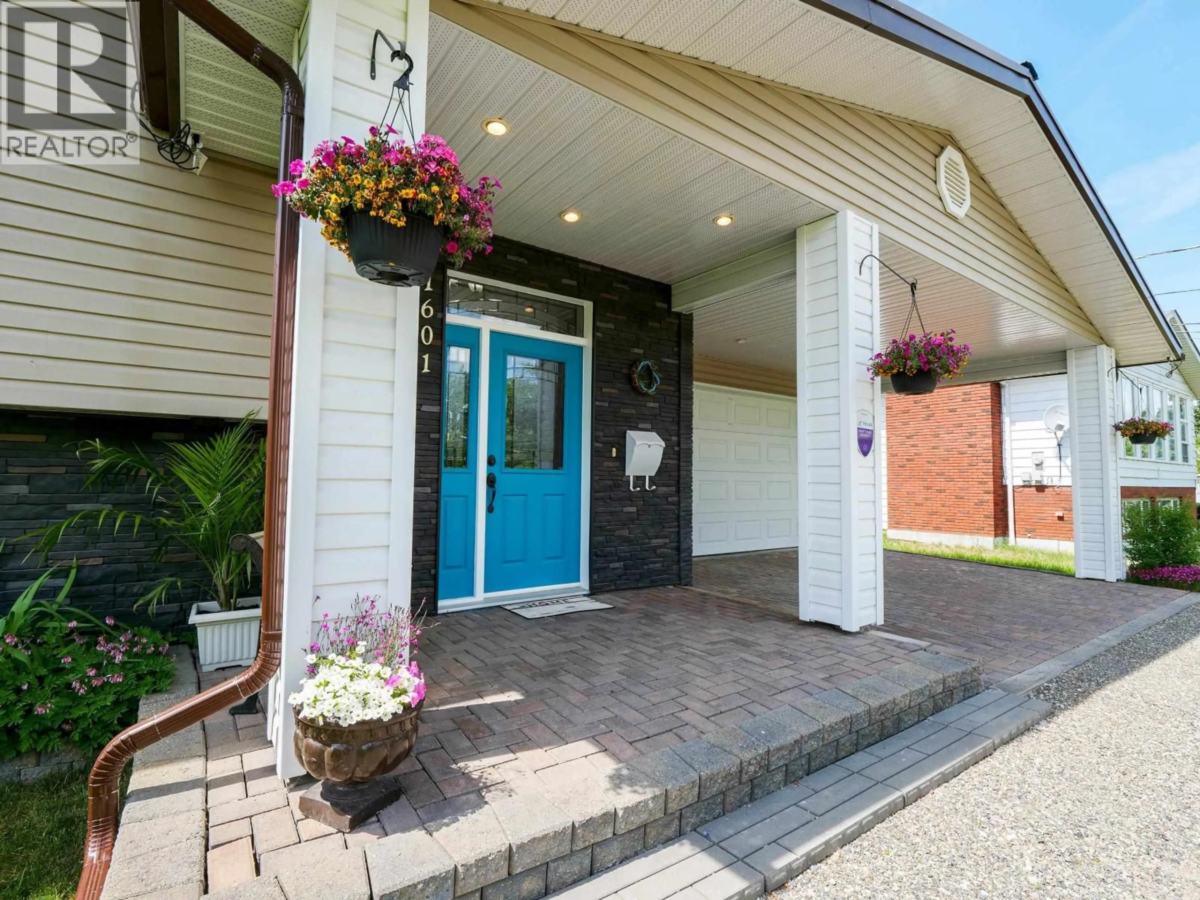 Indoor foyer for 1601 FLINT ROAD, Quesnel British Columbia V2J4L9