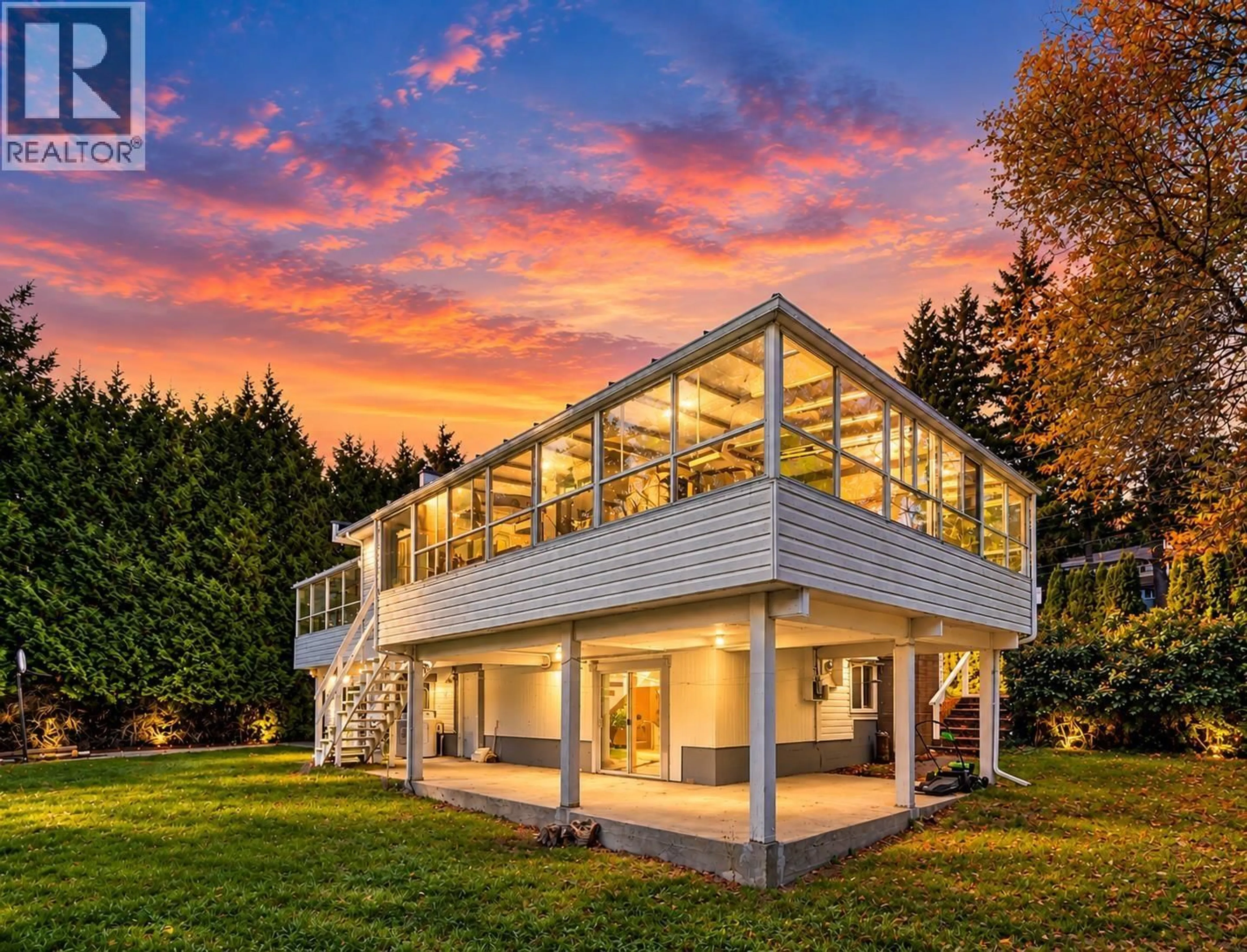 Home with vinyl exterior material, building for 4380 WOODCREST ROAD, West Vancouver British Columbia V7S2W1