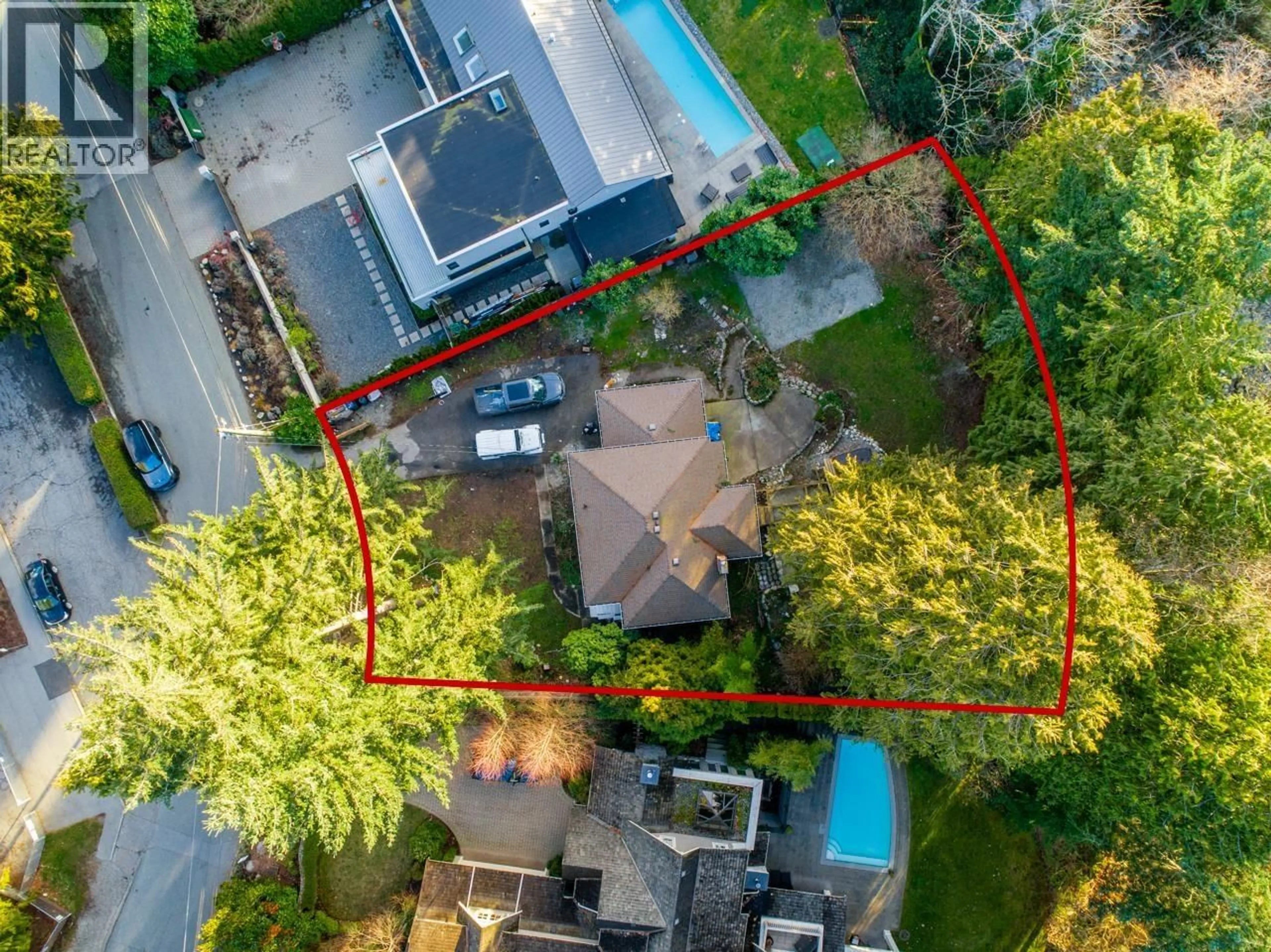 A pic from outside/outdoor area/front of a property/back of a property/a pic from drone, street for 4325 MORGAN CRESCENT, West Vancouver British Columbia V7V2P1
