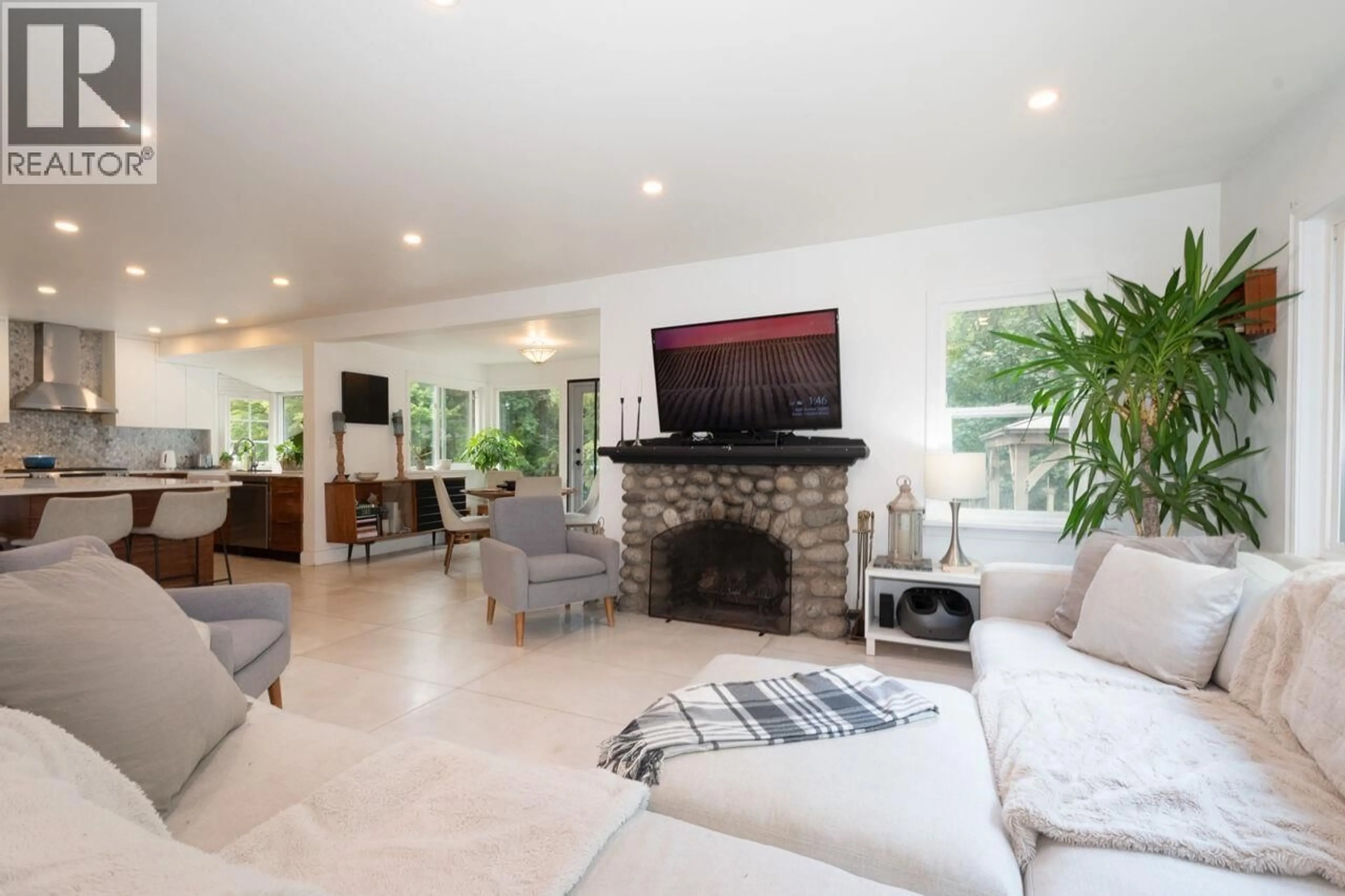 Living room with furniture, ceramic/tile floor for 4325 MORGAN CRESCENT, West Vancouver British Columbia V7V2P1