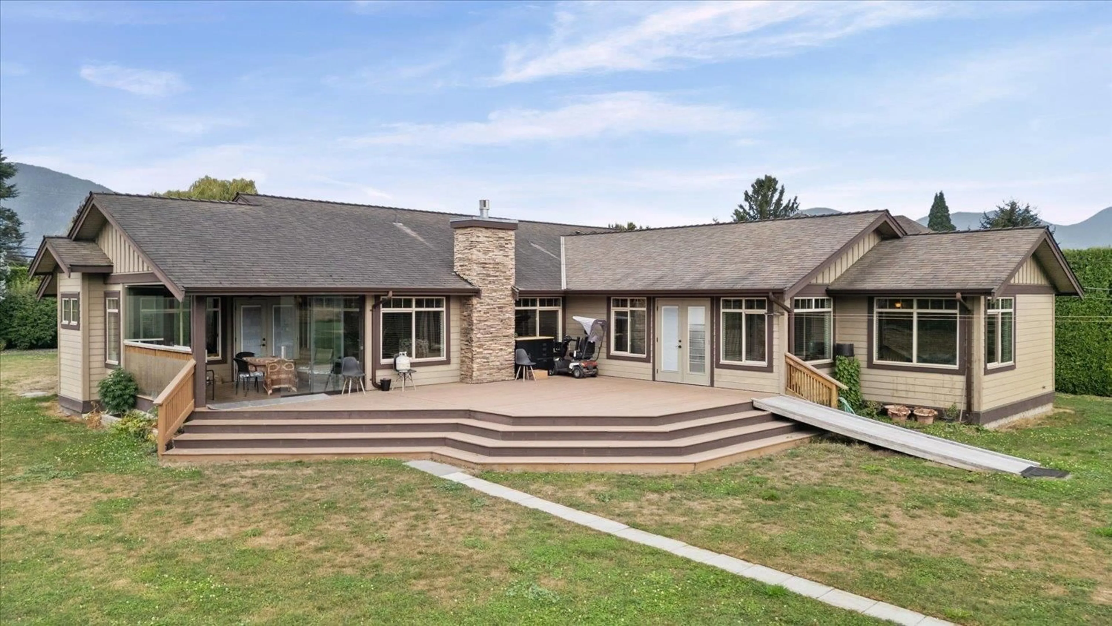 Patio, mountain view for 6260 SUMAS PRAIRIE ROAD, Sardis - Greendale British Columbia V2R4N6