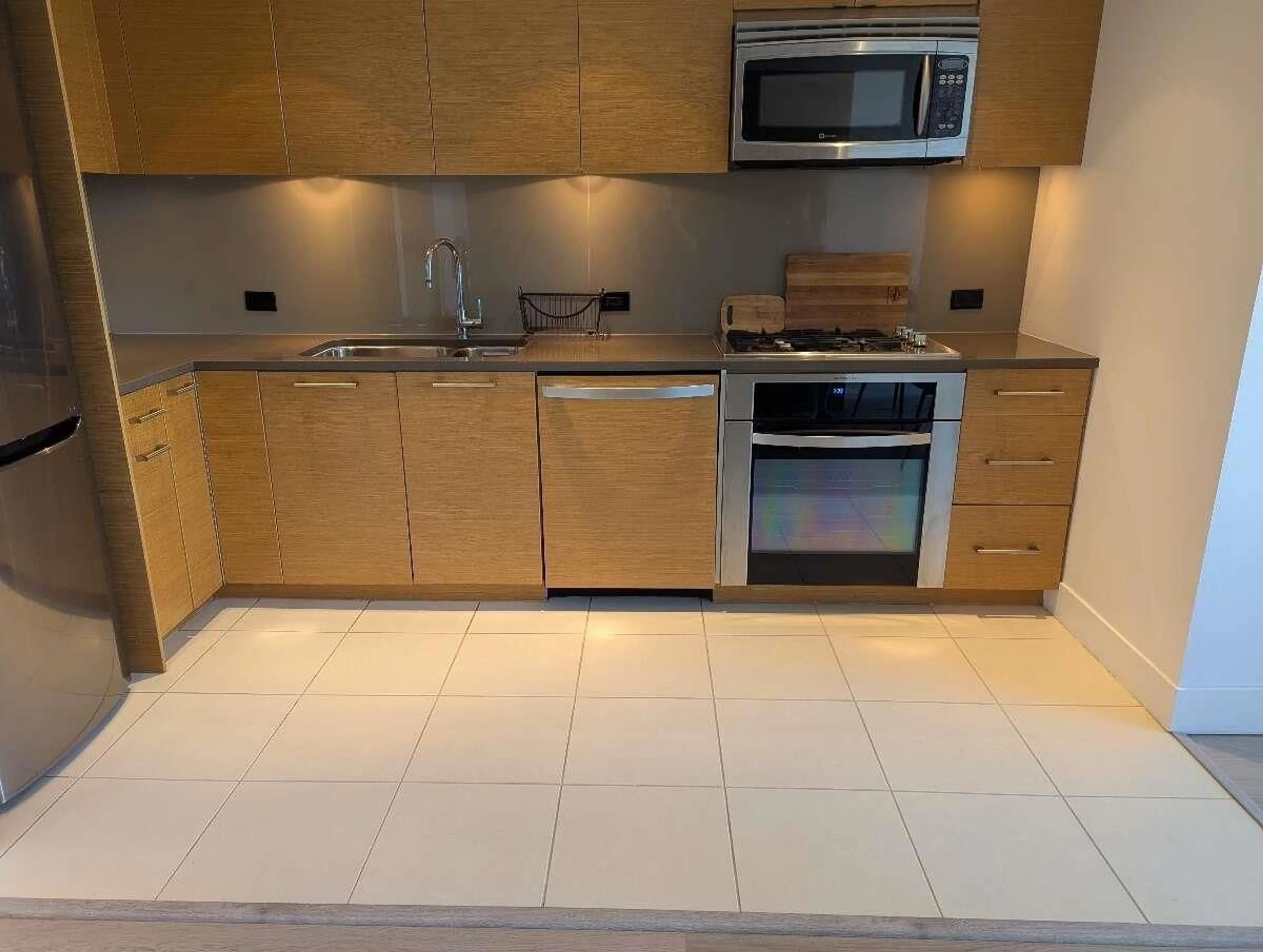 Standard kitchen, ceramic/tile floor for 605 - 1473 JOHNSTON ROAD, White Rock British Columbia V4B0A2
