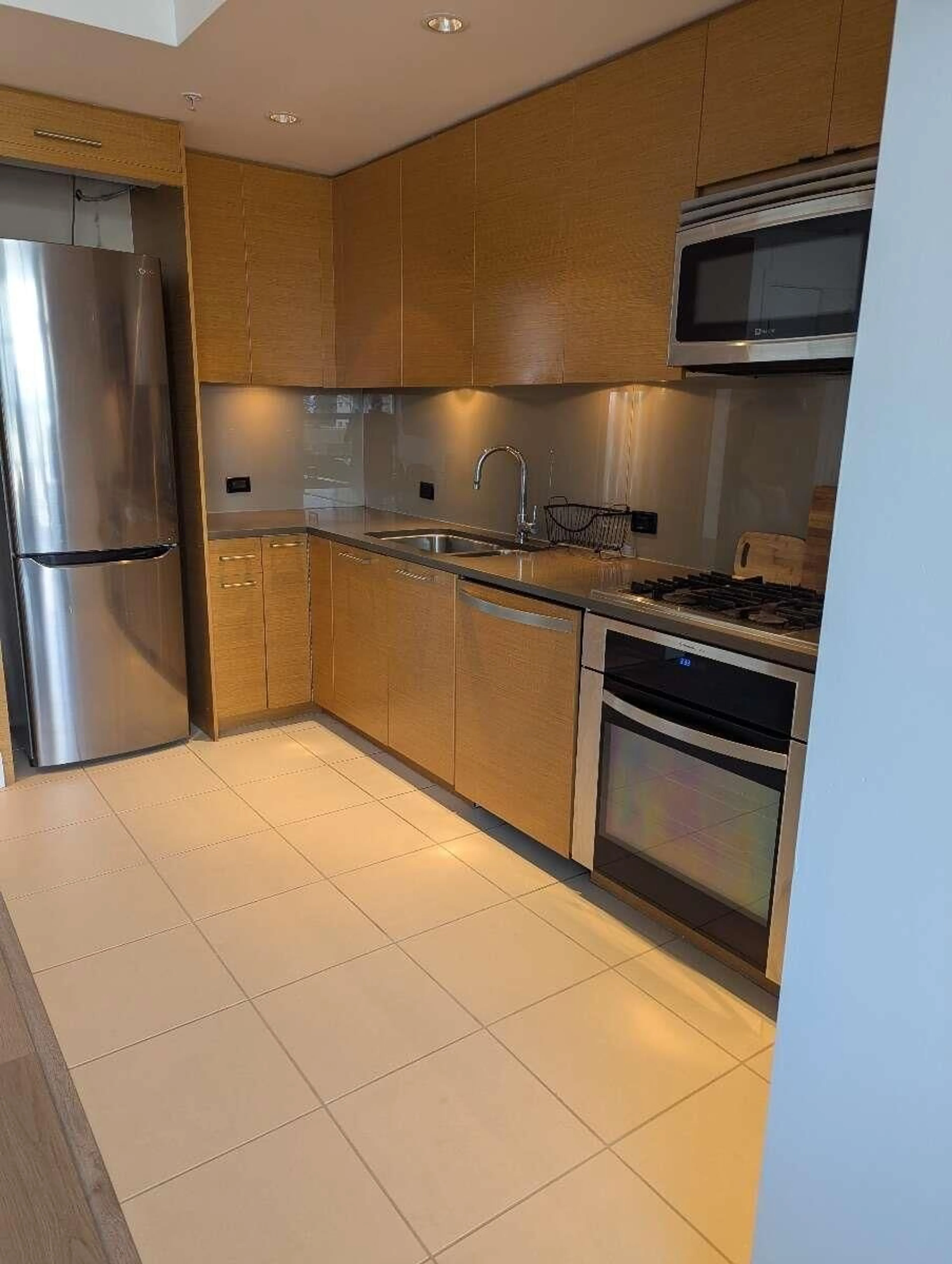 Standard kitchen, unknown for 605 - 1473 JOHNSTON ROAD, White Rock British Columbia V4B0A2