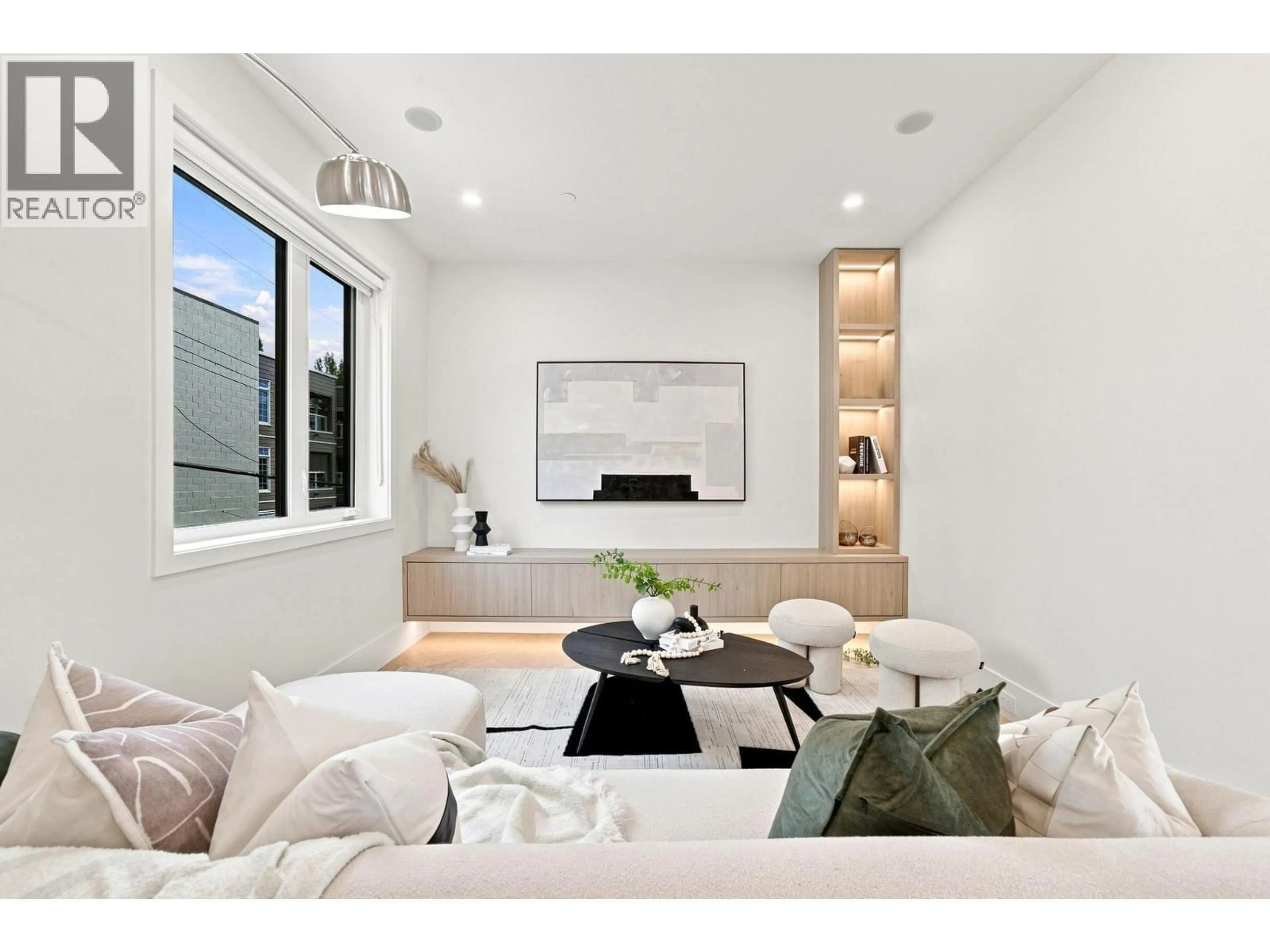 Living room with furniture, unknown for 646 E 23RD AVENUE, Vancouver British Columbia V5V1X8