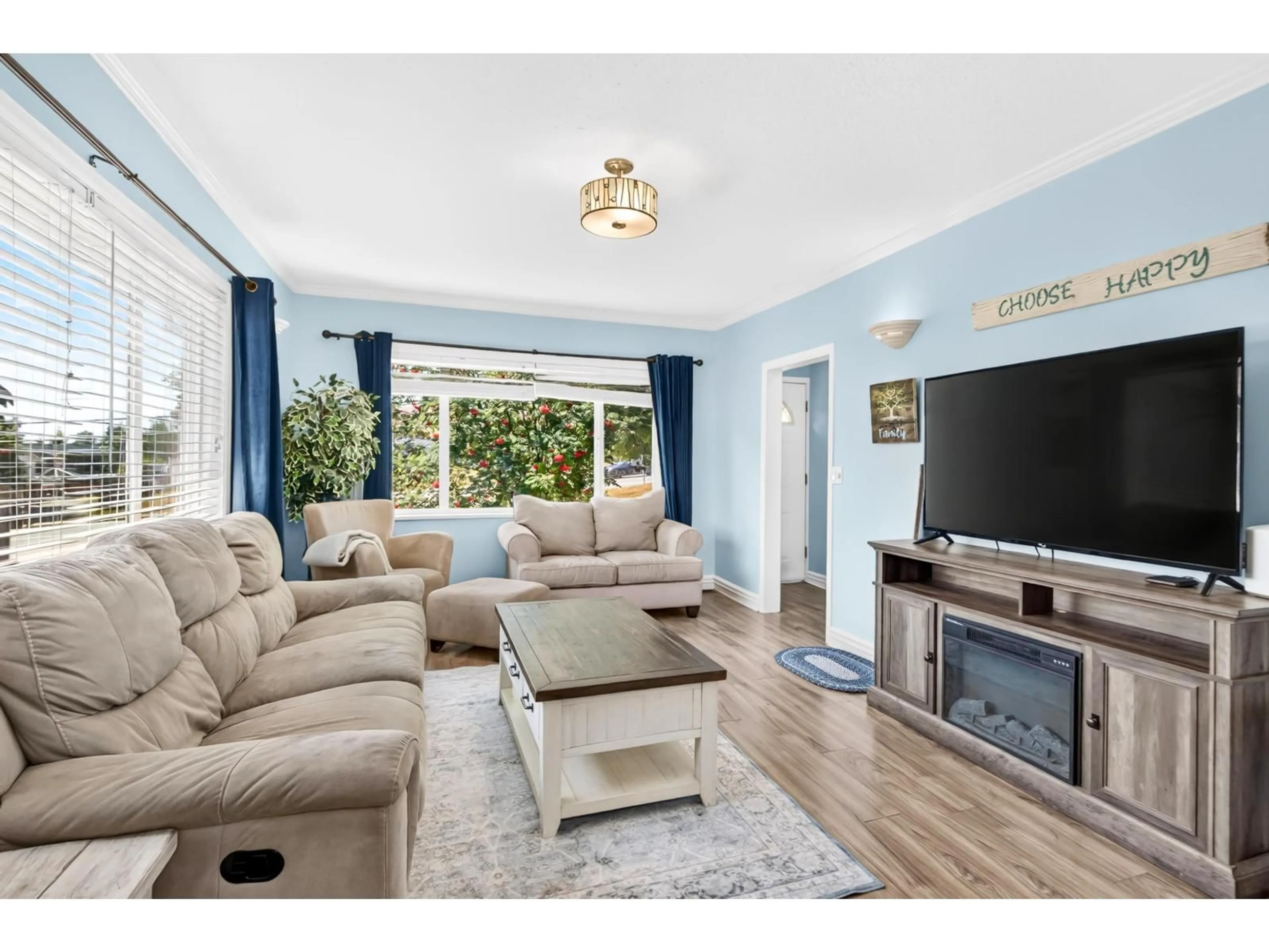 Living room with furniture, unknown for 8134 CEDAR STREET, Mission British Columbia V2V3N3