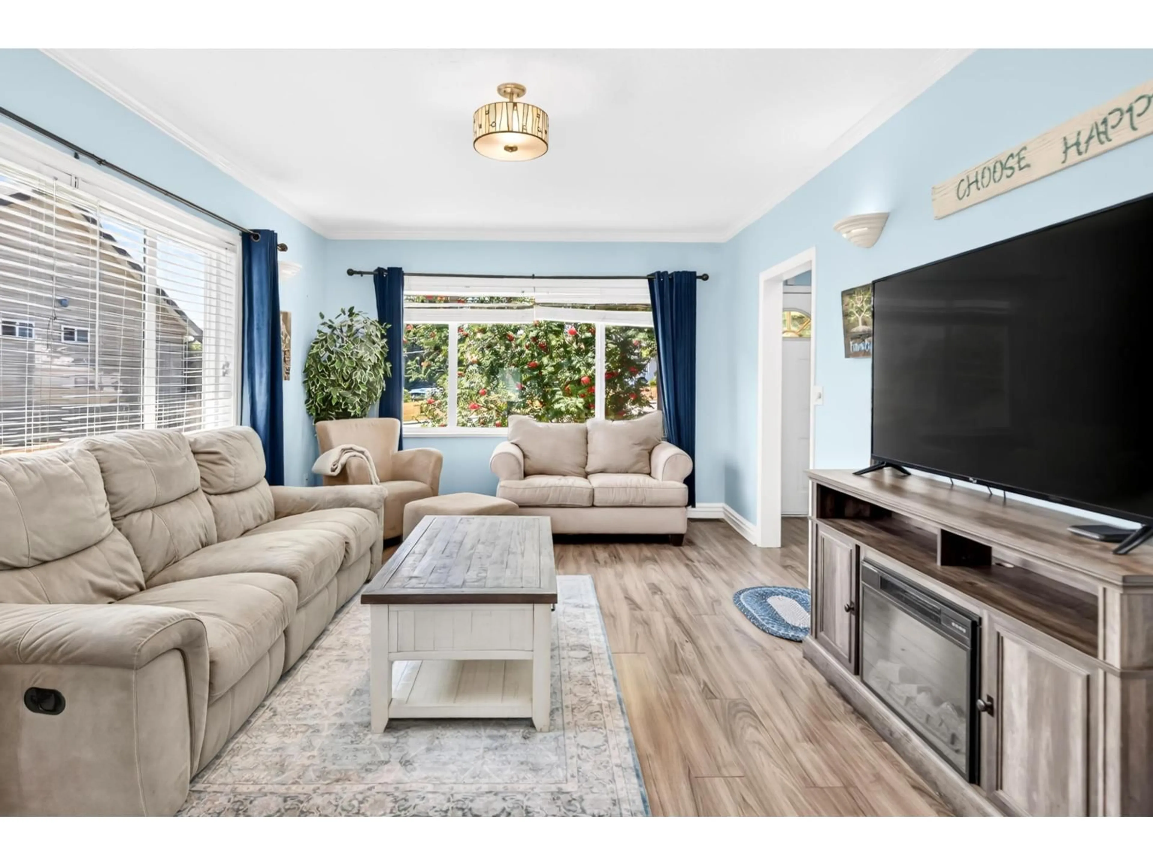 Living room with furniture, unknown for 8134 CEDAR STREET, Mission British Columbia V2V3N3