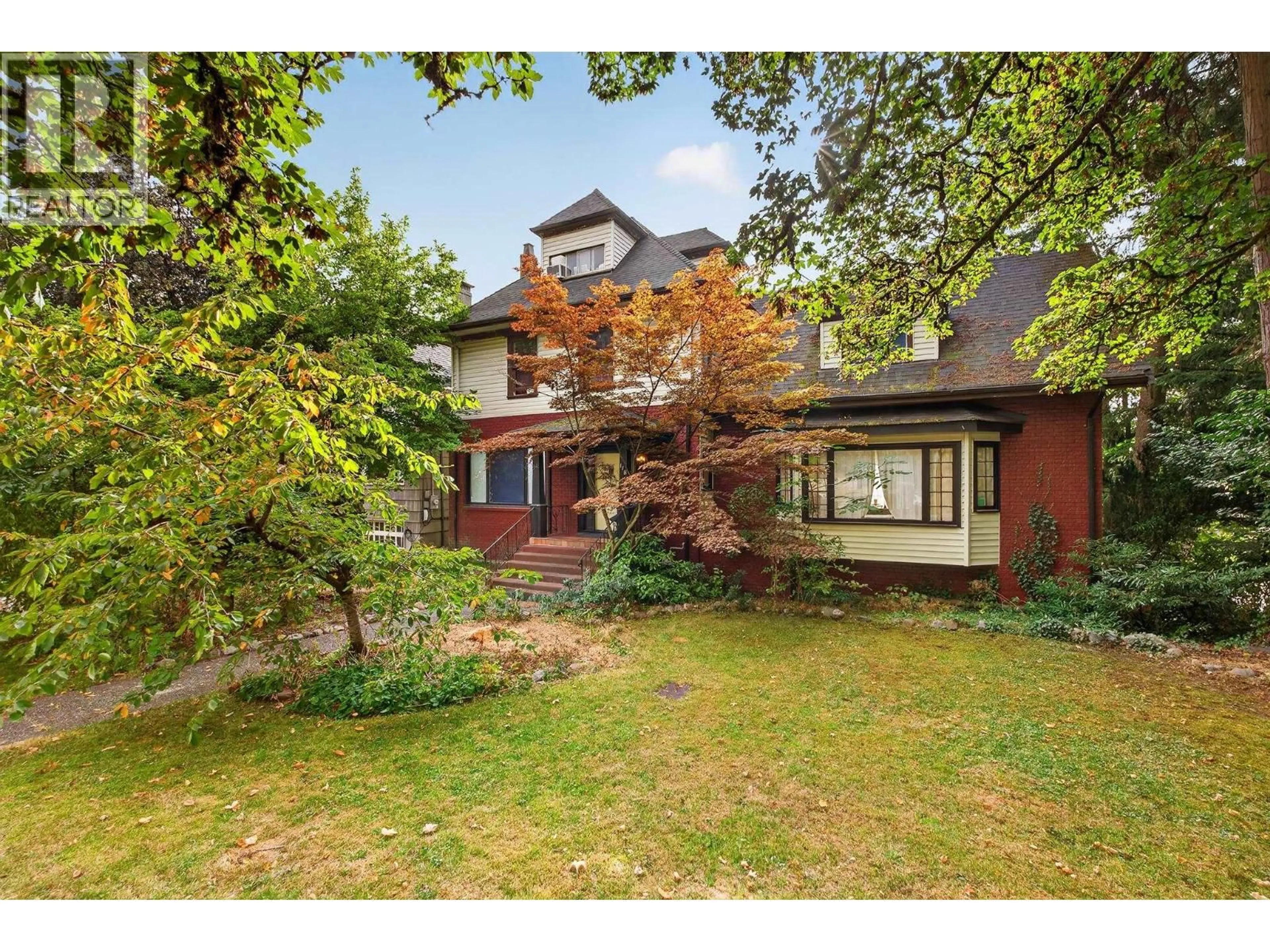 A pic from outside/outdoor area/front of a property/back of a property/a pic from drone, street for 118 QUEENS AVENUE, New Westminster British Columbia V3L1J5
