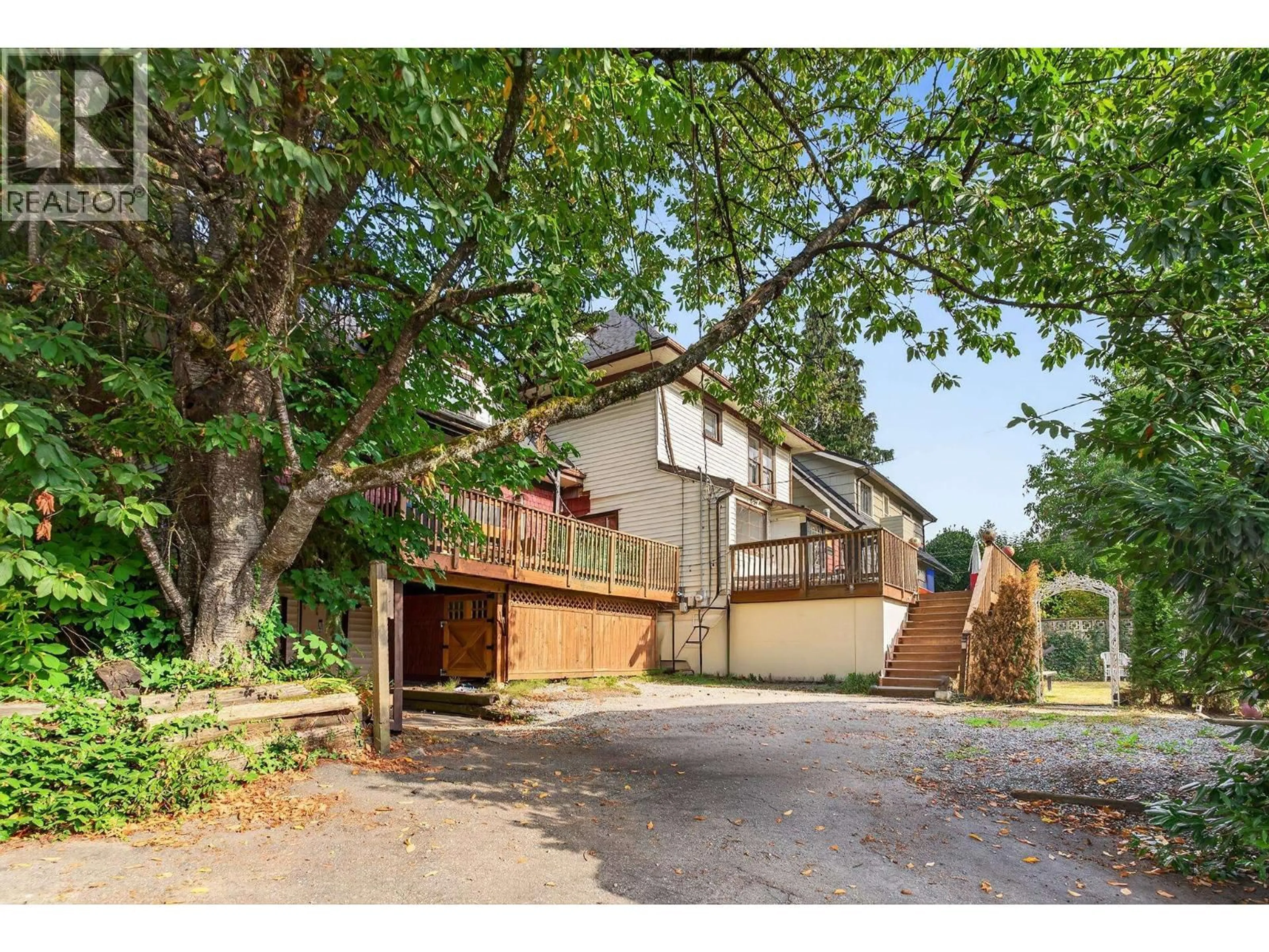 A pic from outside/outdoor area/front of a property/back of a property/a pic from drone, street for 118 QUEENS AVENUE, New Westminster British Columbia V3L1J5