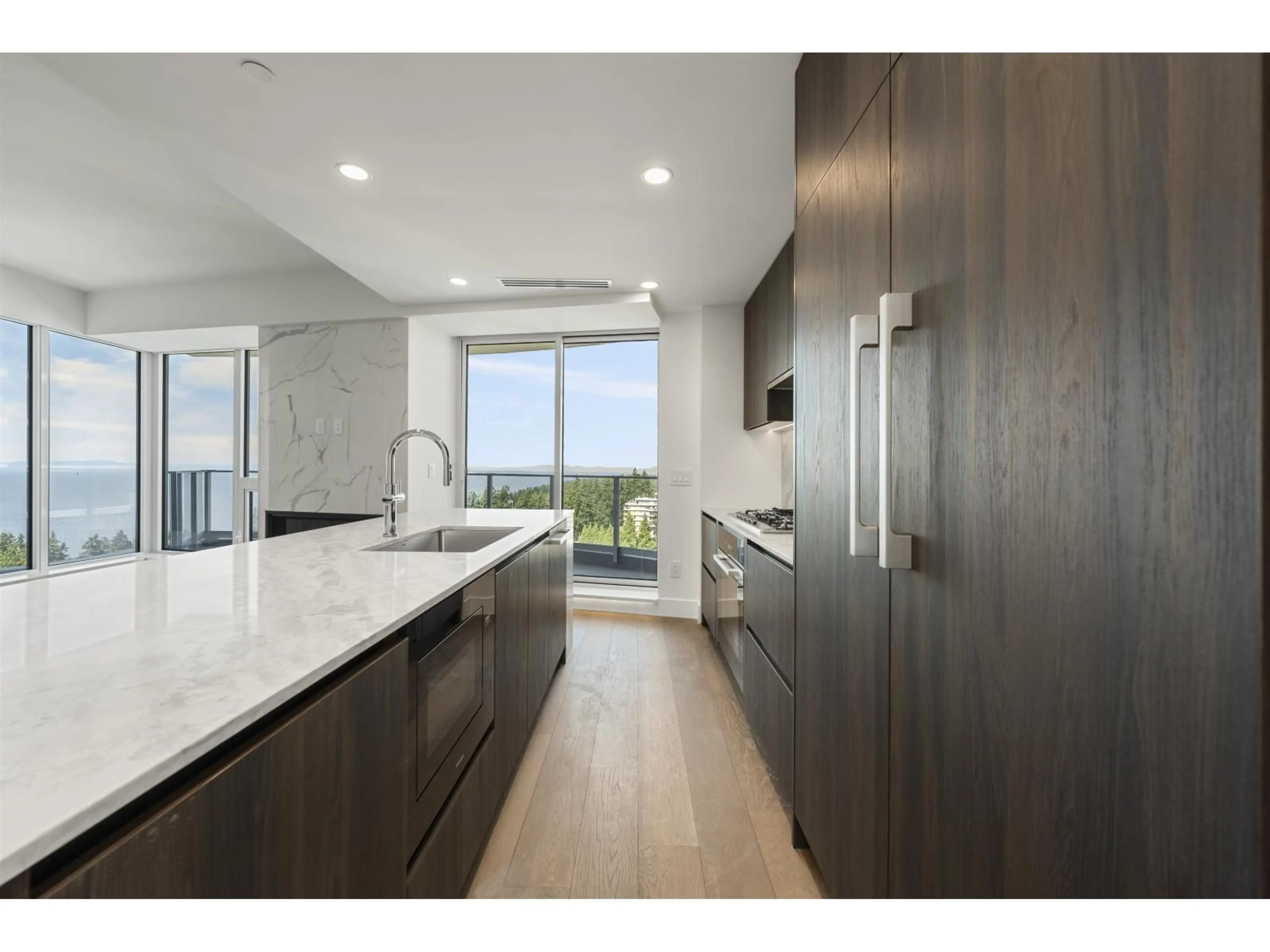 Open concept kitchen, ceramic/tile floor for 1401 - 1475 FOSTER STREET, White Rock British Columbia V4B0C9