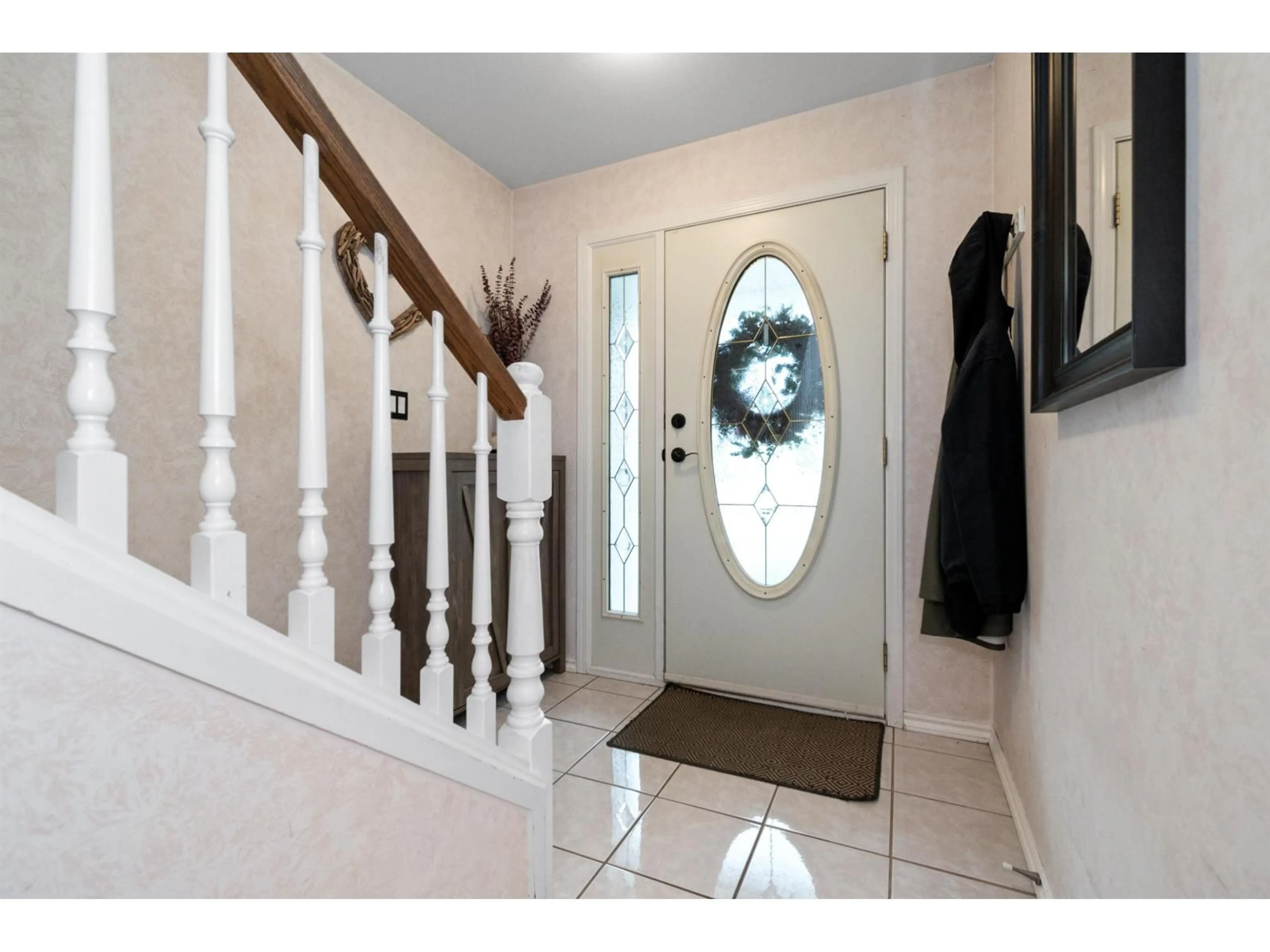 Indoor entryway for 44600 MICHAEL DRIVE, Chilliwack British Columbia V2R5L3