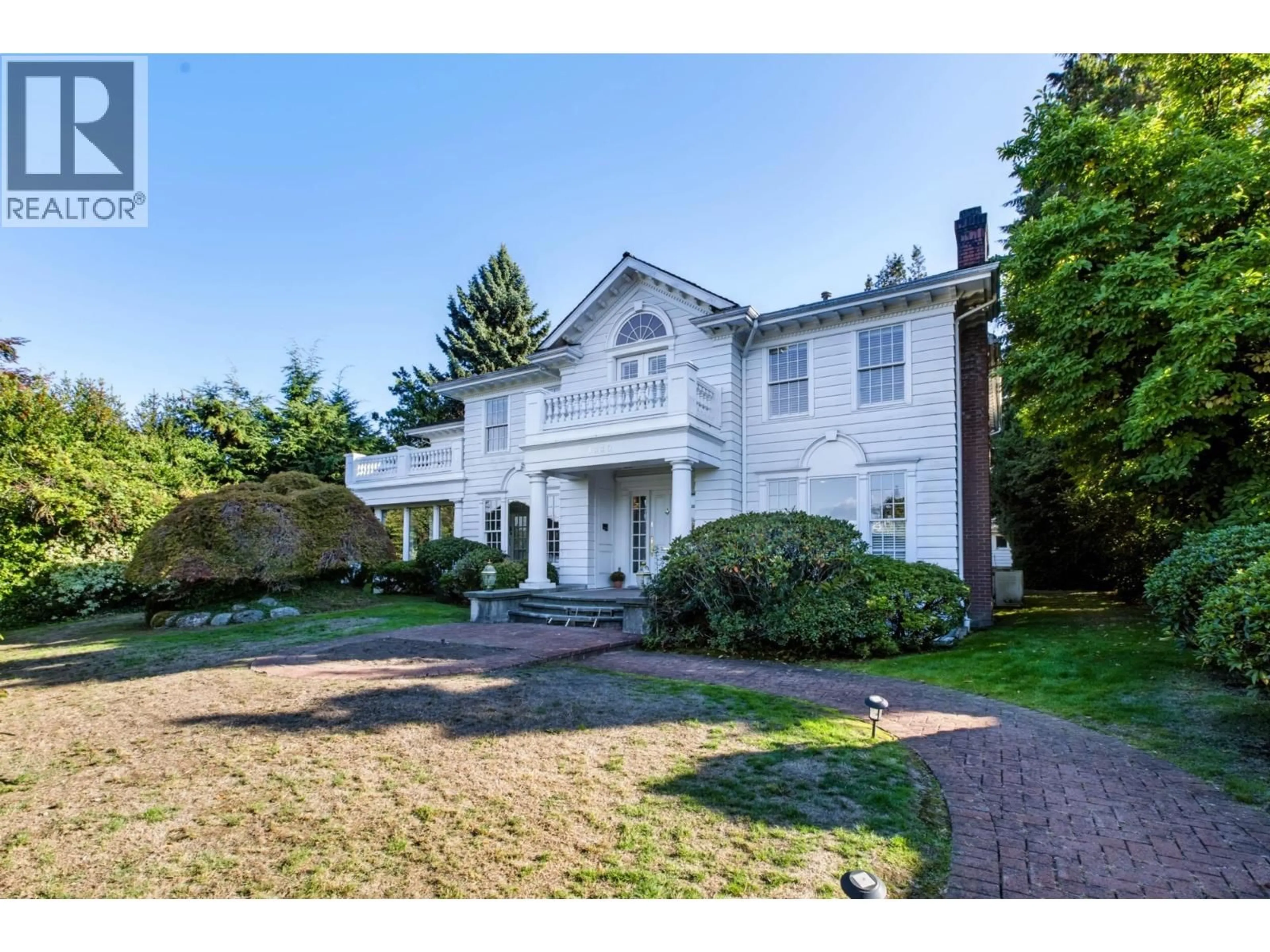 A pic from outside/outdoor area/front of a property/back of a property/a pic from drone, street for 1330 MINTO CRESCENT, Vancouver British Columbia V6H2J5