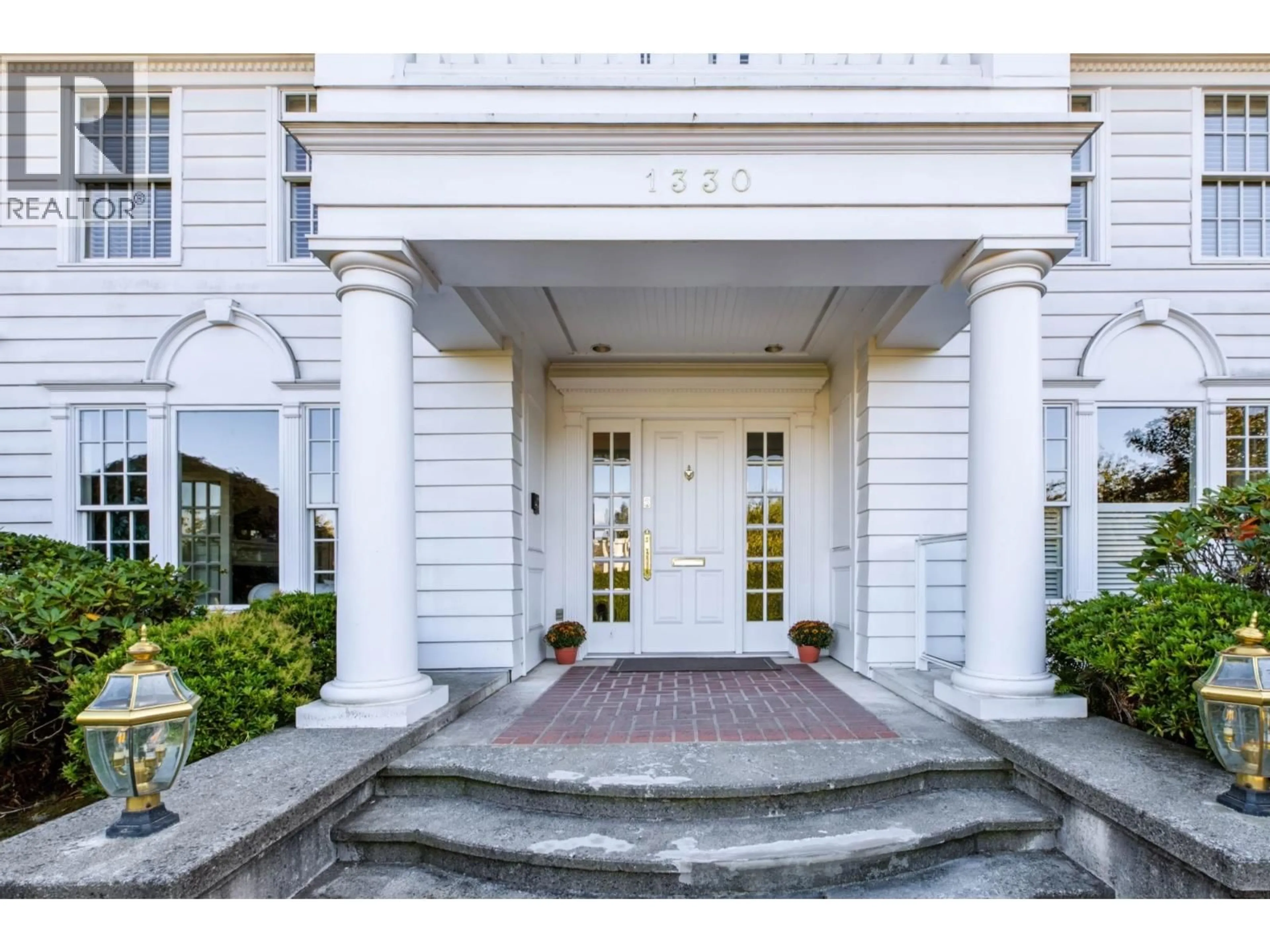 Indoor foyer for 1330 MINTO CRESCENT, Vancouver British Columbia V6H2J5