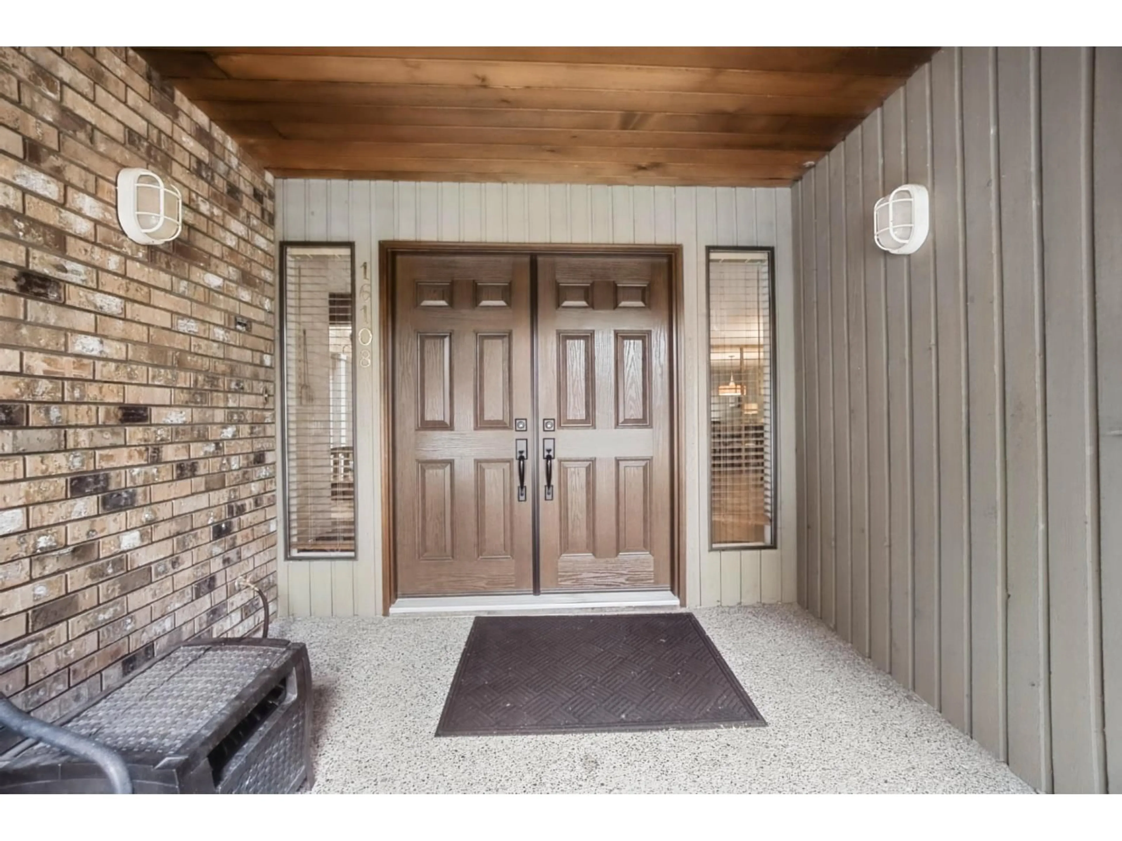 Indoor entryway for 16108 13A AVENUE, White Rock British Columbia V4A6W5