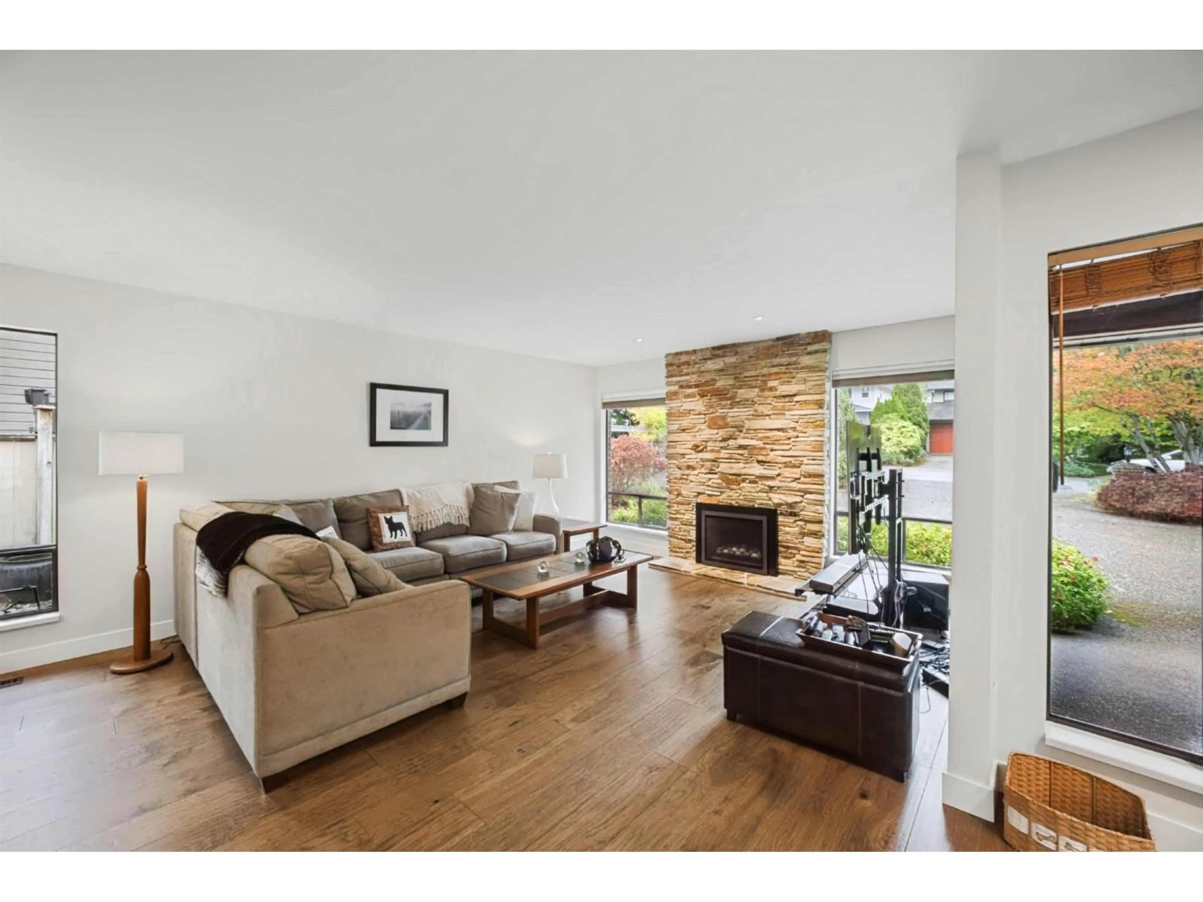 Living room with furniture, unknown for 16108 13A AVENUE, White Rock British Columbia V4A6W5