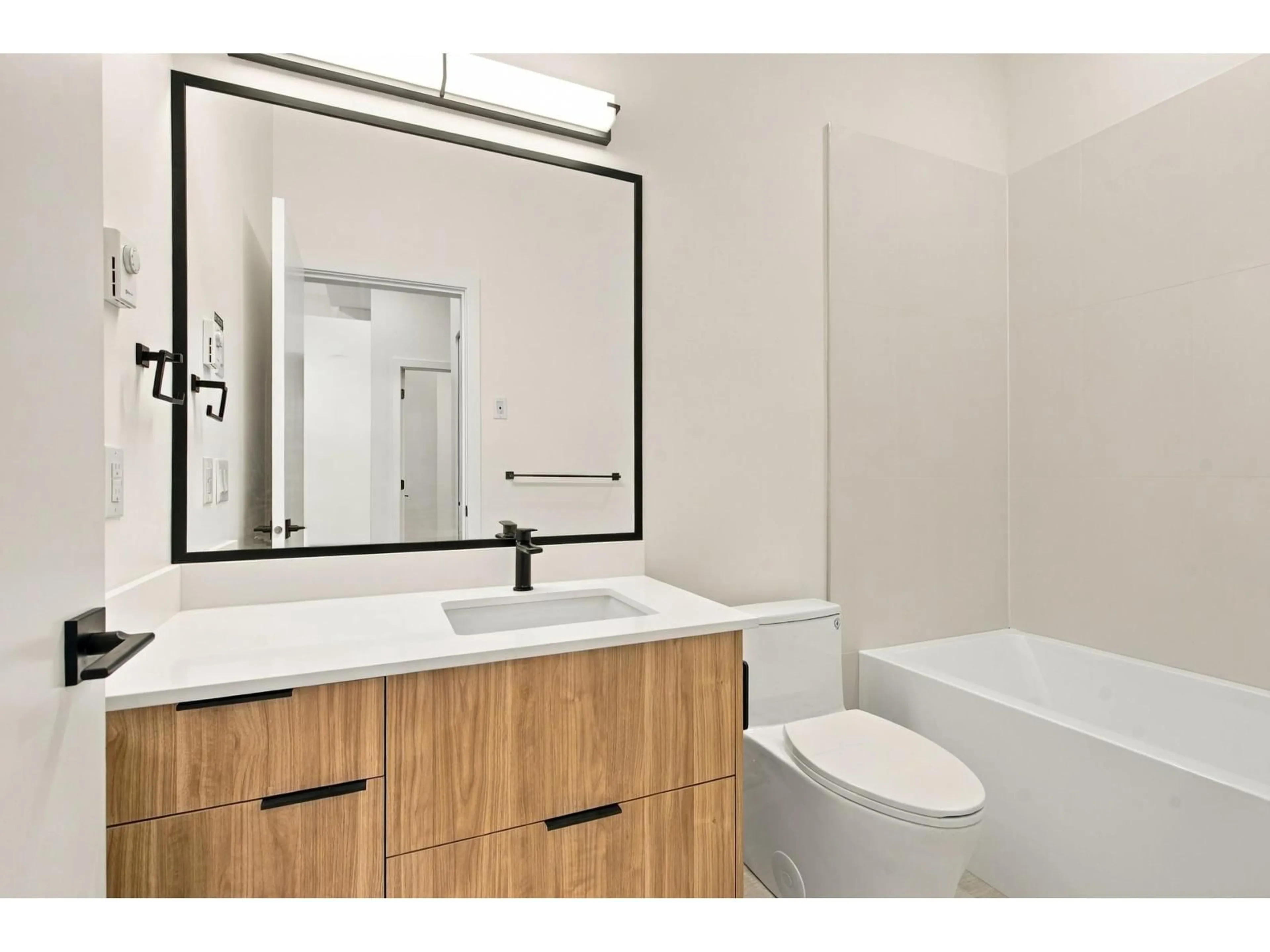 Standard bathroom, unknown for 106 - 14398 60 AVENUE, Surrey British Columbia V3X2N5