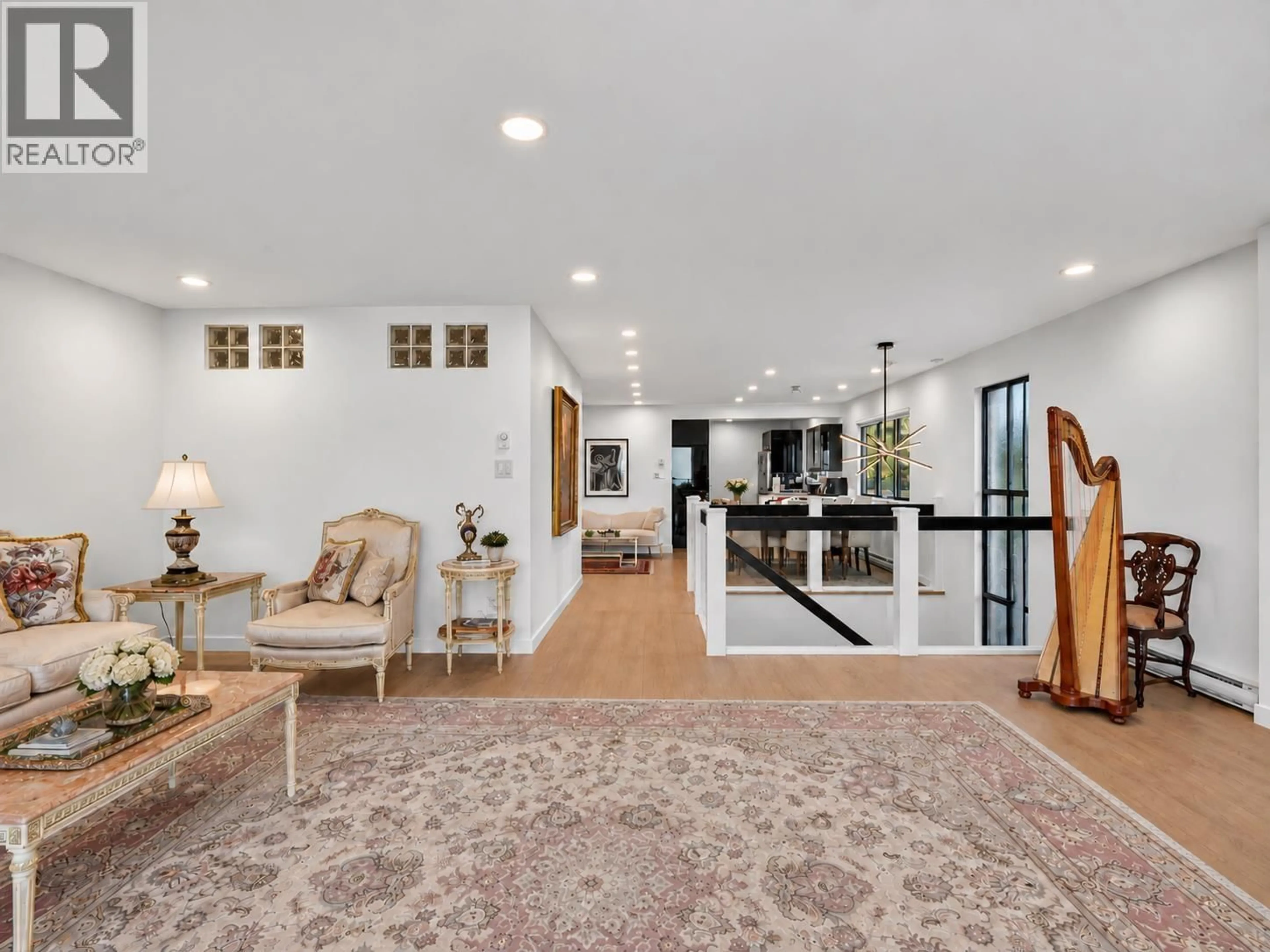 Indoor entryway for 1 - 2206 FOLKESTONE WAY, West Vancouver British Columbia V7S2X7