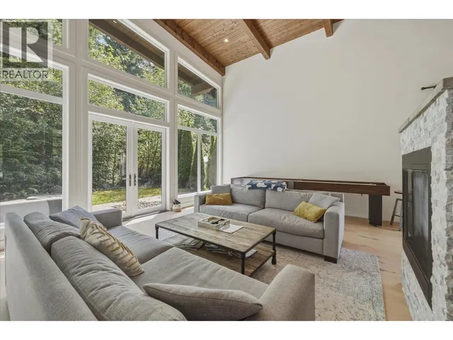 3324 MAMQUAM ROAD, Squamish 3