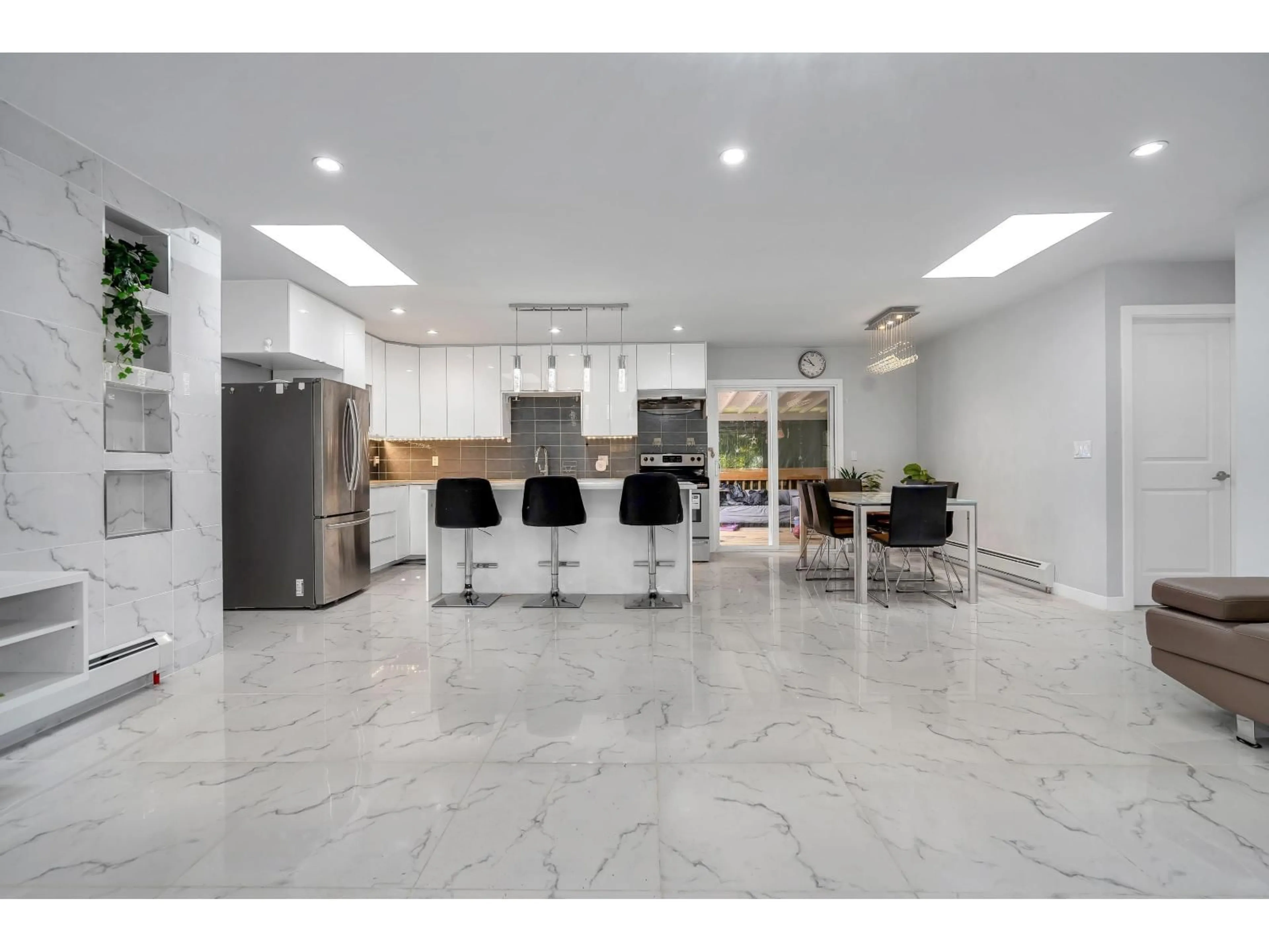 Open concept kitchen, ceramic/tile floor for 10865 152 STREET, Surrey British Columbia V3R4H3