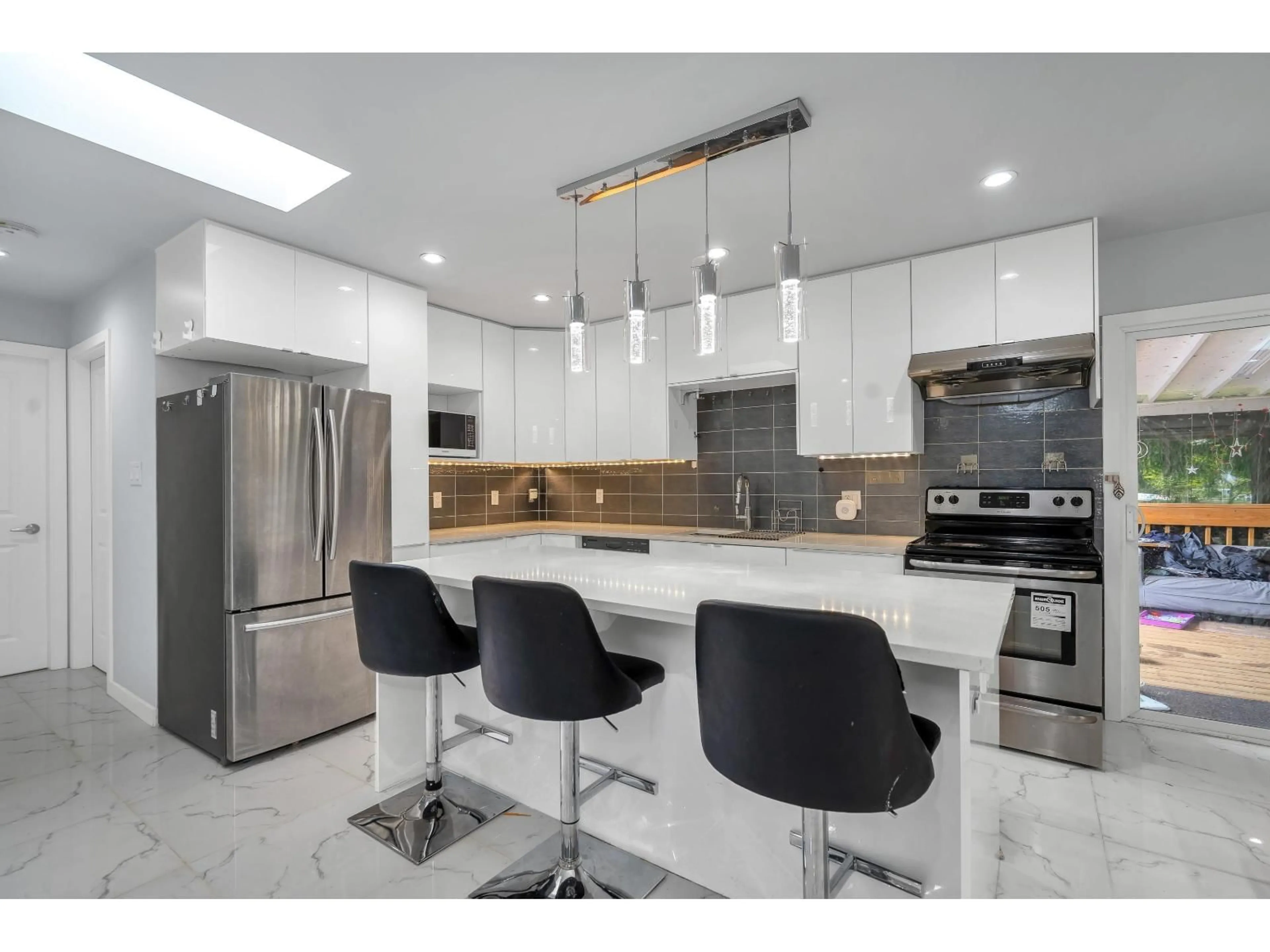 Contemporary kitchen, ceramic/tile floor for 10865 152 STREET, Surrey British Columbia V3R4H3
