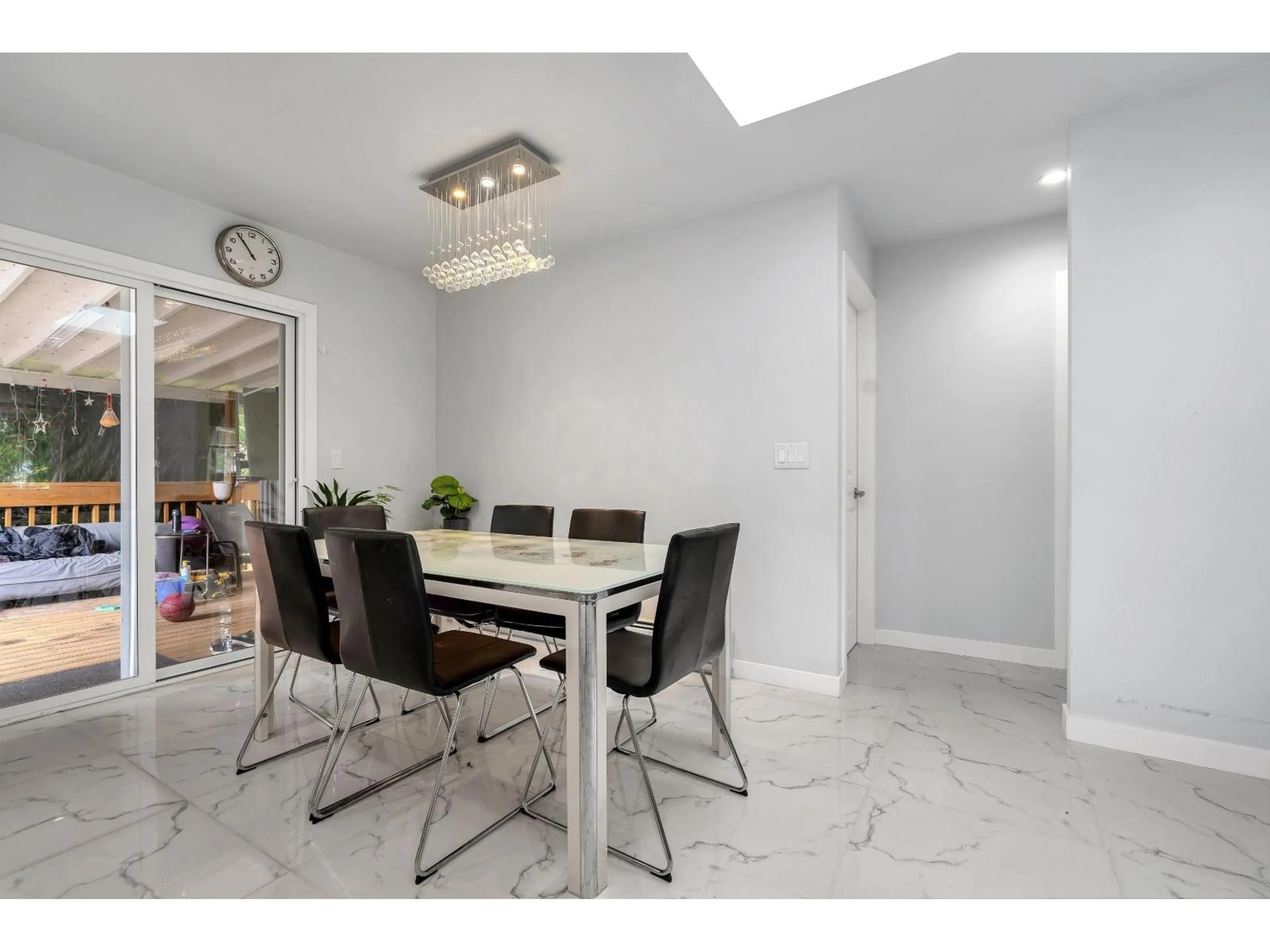 Dining room, ceramic/tile floor for 10865 152 STREET, Surrey British Columbia V3R4H3