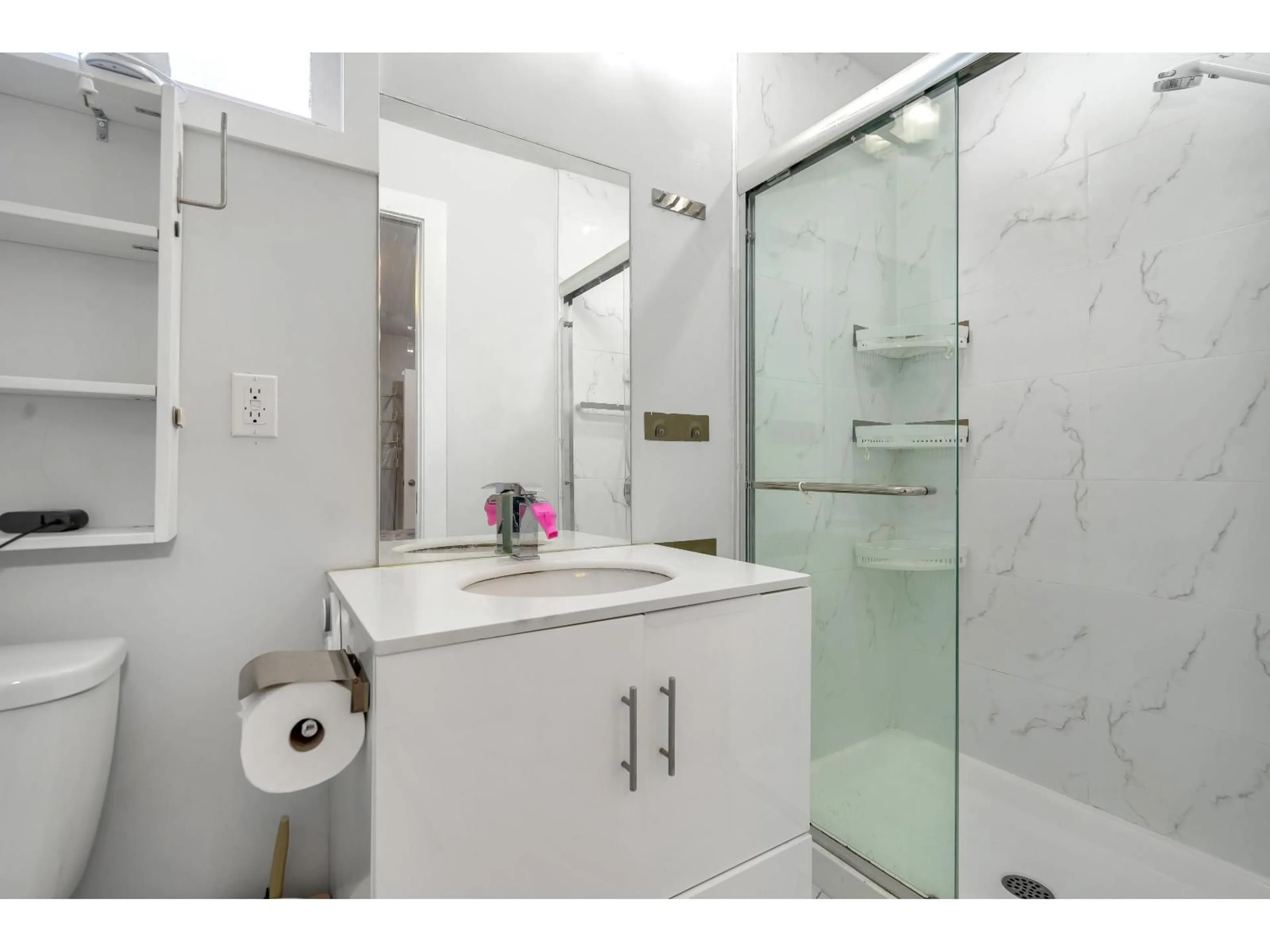 Standard bathroom, ceramic/tile floor for 10865 152 STREET, Surrey British Columbia V3R4H3
