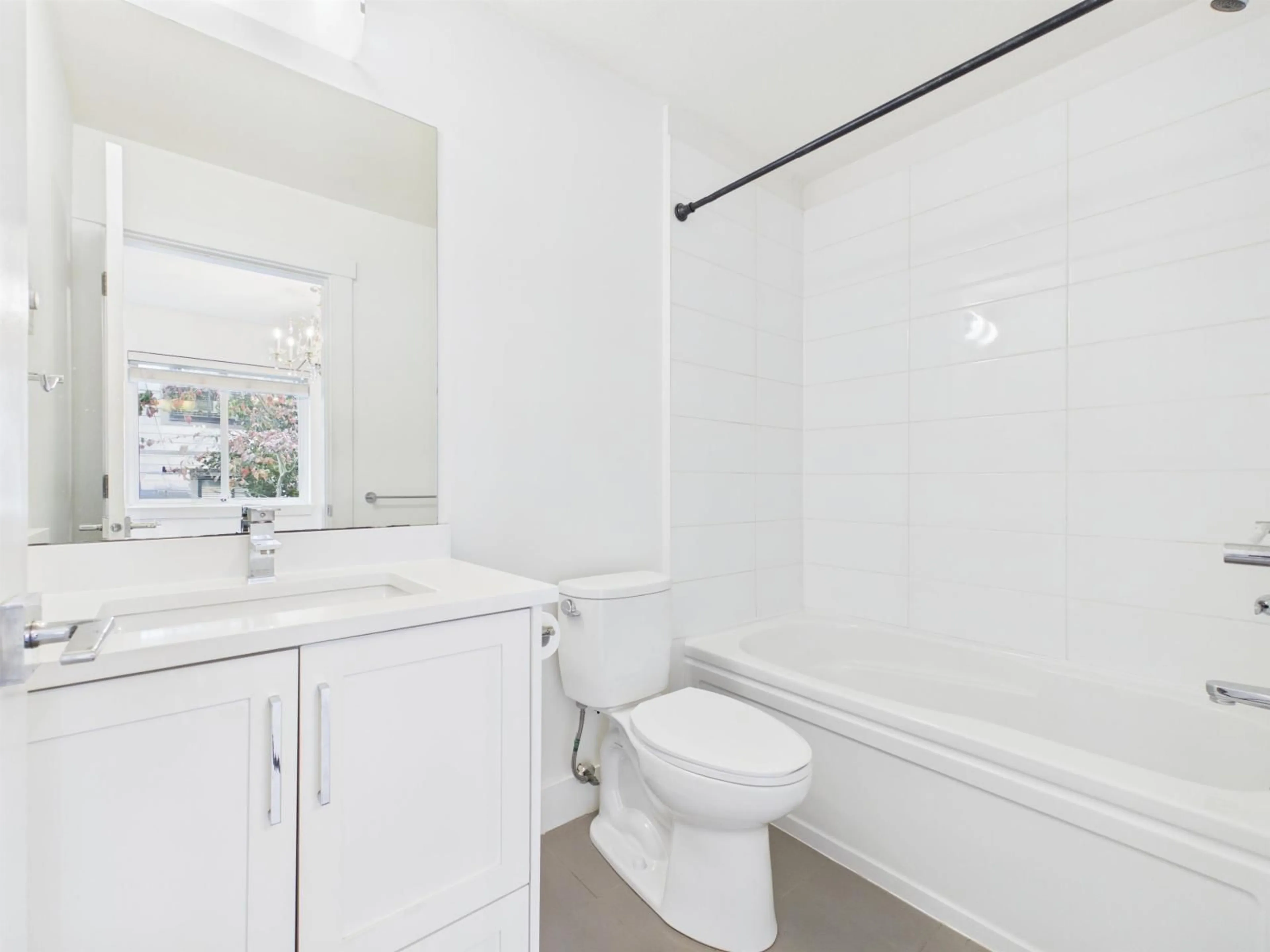 Standard bathroom, unknown for 13 - 16760 25 AVENUE, Surrey British Columbia V3Z0W4