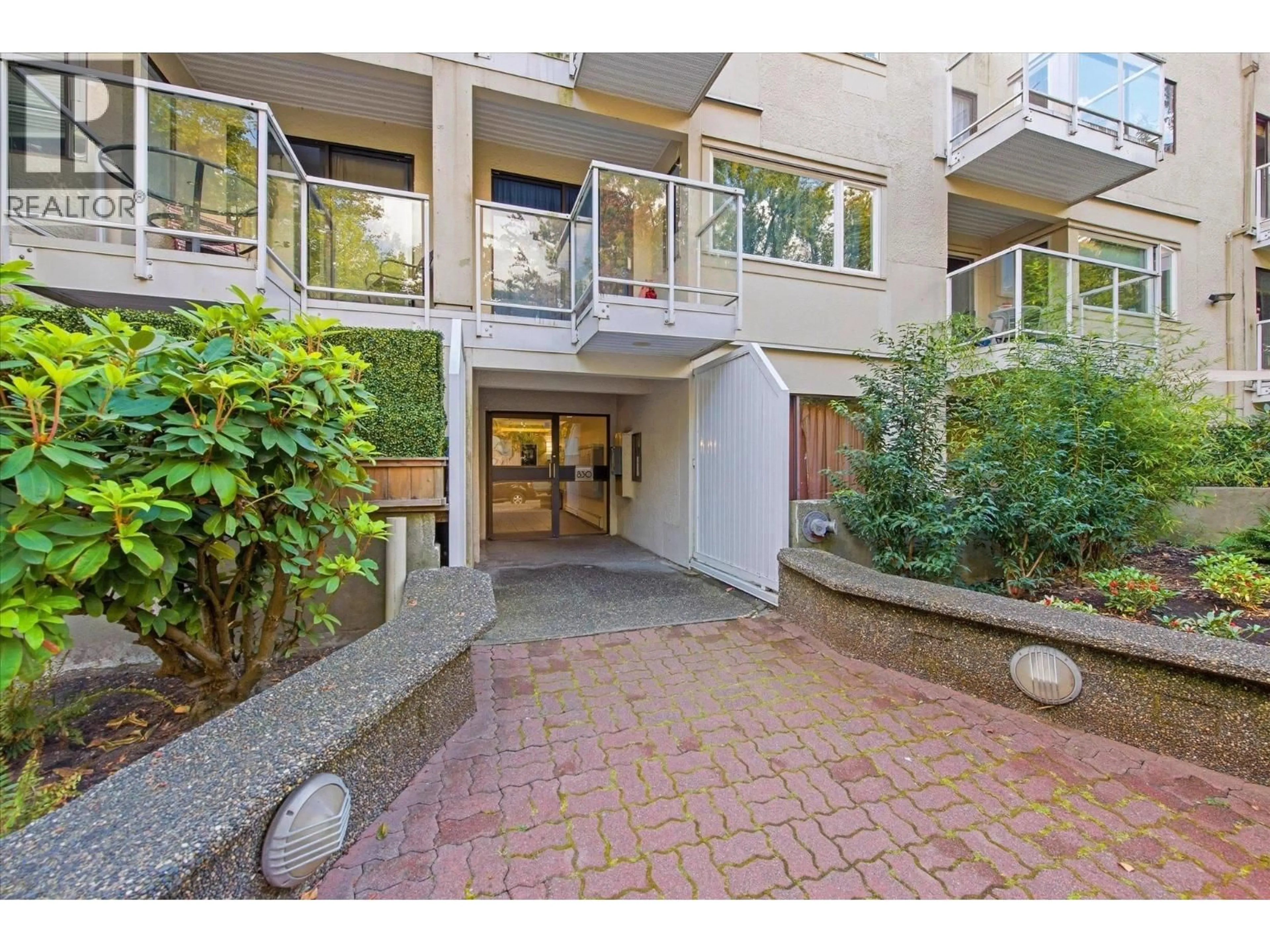 Indoor foyer for 107 - 830 7TH AVENUE, Vancouver British Columbia V5T4J2