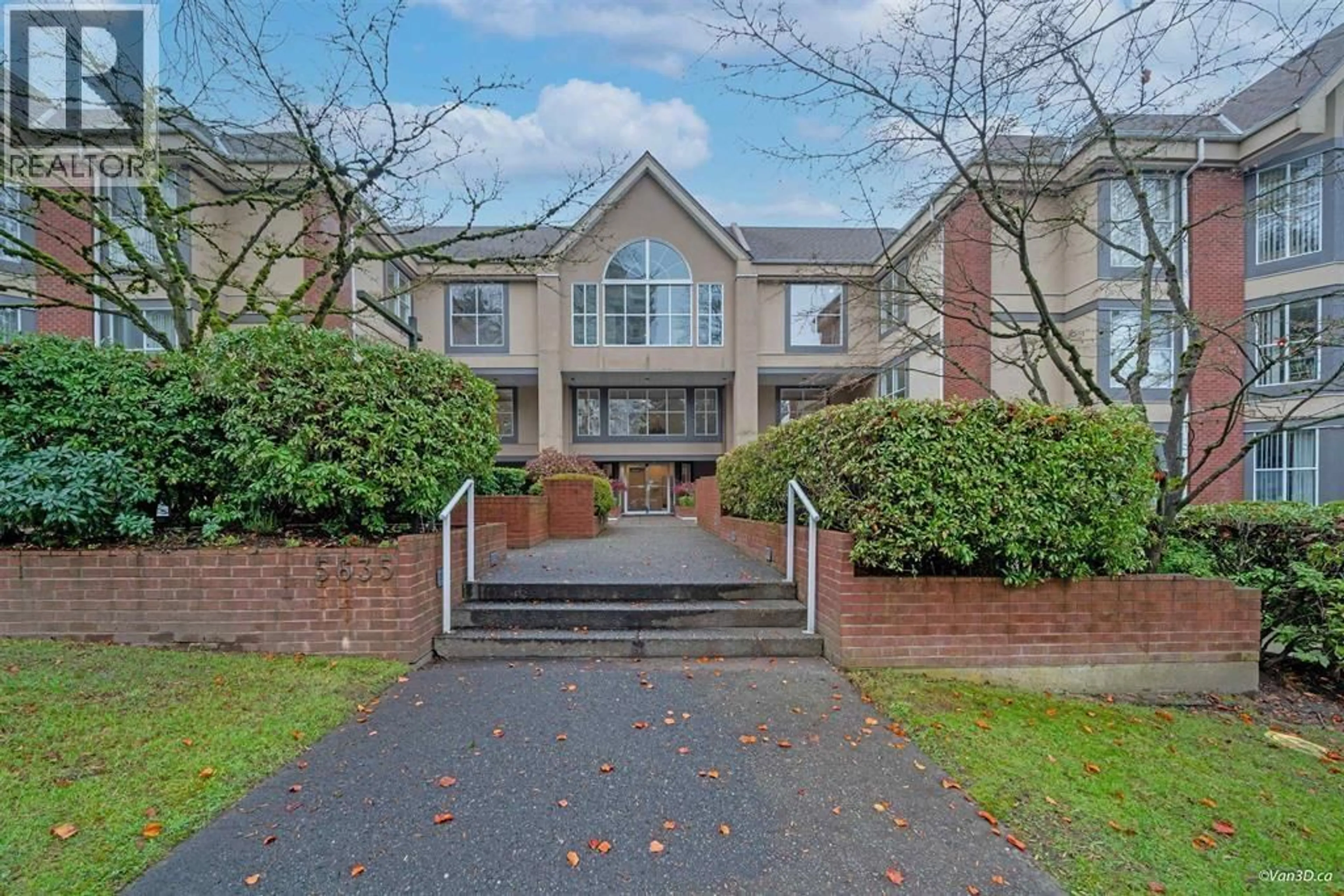 A pic from outside/outdoor area/front of a property/back of a property/a pic from drone, unknown for 2 - 5635 PATTERSON AVENUE, Burnaby British Columbia V5H2M6