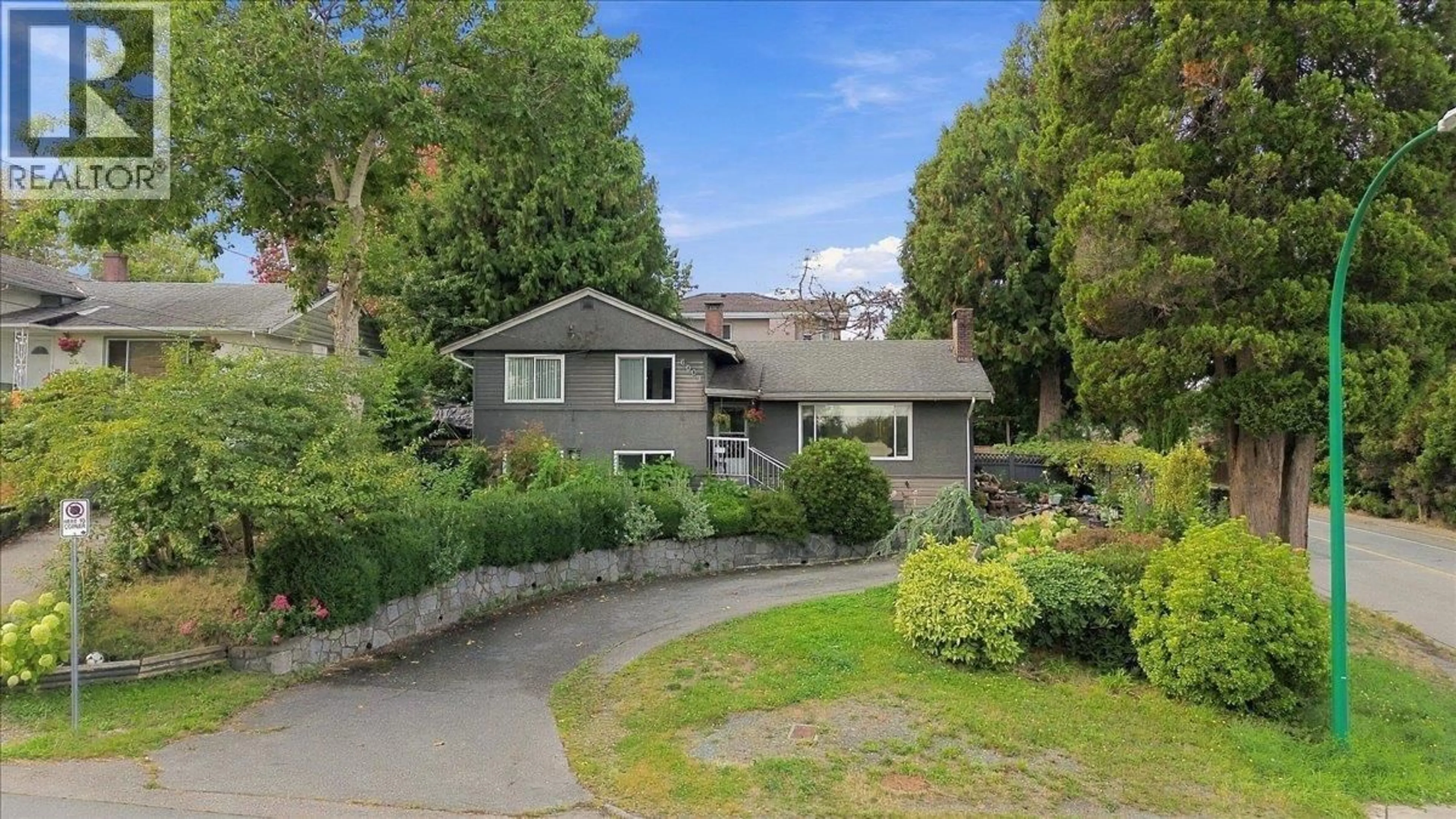 A pic from outside/outdoor area/front of a property/back of a property/a pic from drone, street for 6009 ELGIN AVENUE, Burnaby British Columbia V5H3S3