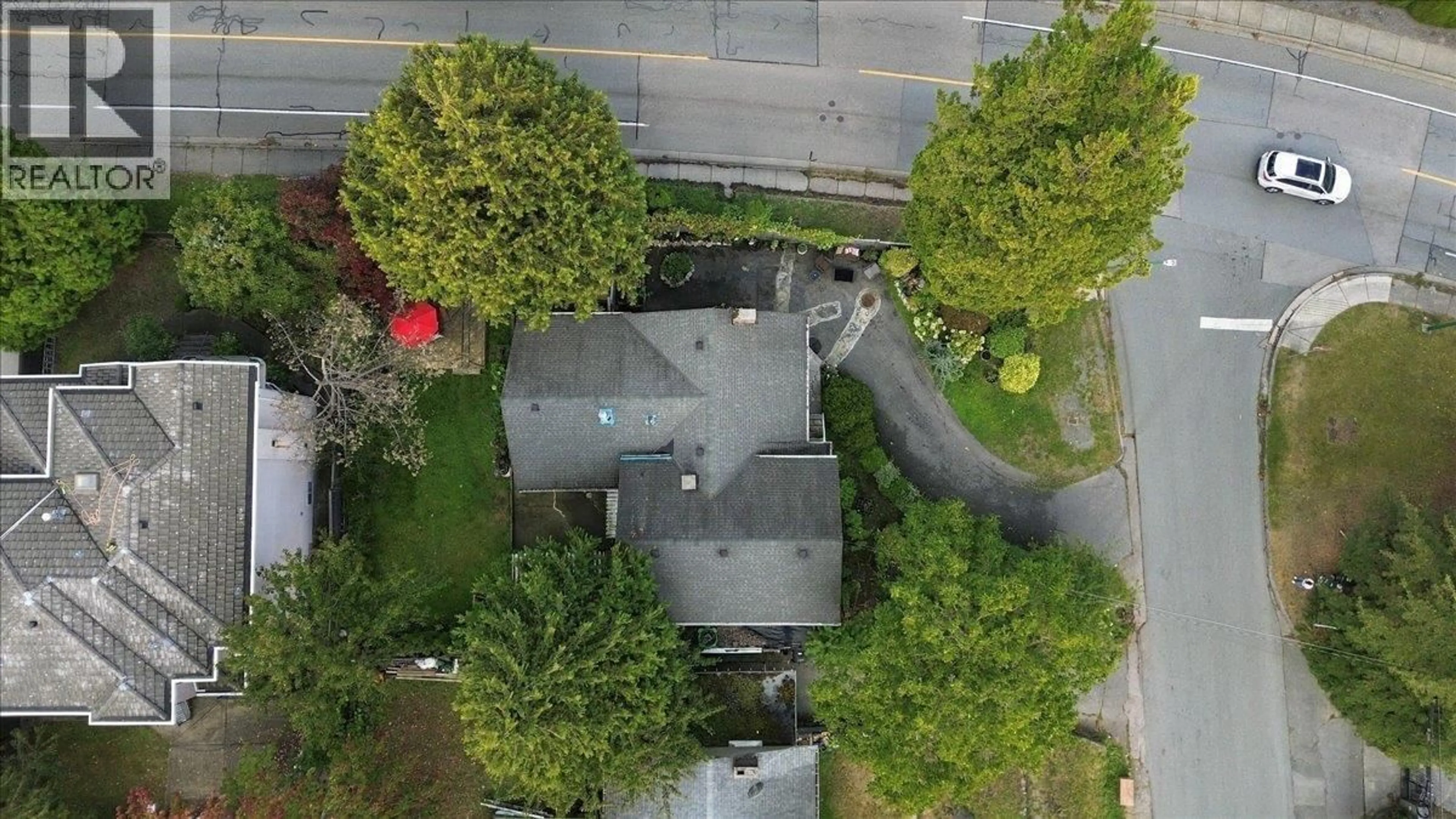 A pic from outside/outdoor area/front of a property/back of a property/a pic from drone, street for 6009 ELGIN AVENUE, Burnaby British Columbia V5H3S3