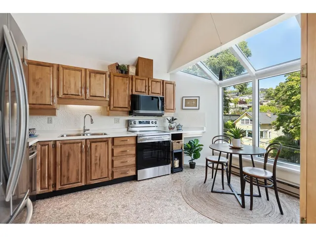1107 ELM STREET, White Rock 2