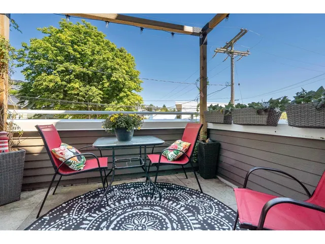 1107 ELM STREET, White Rock 4